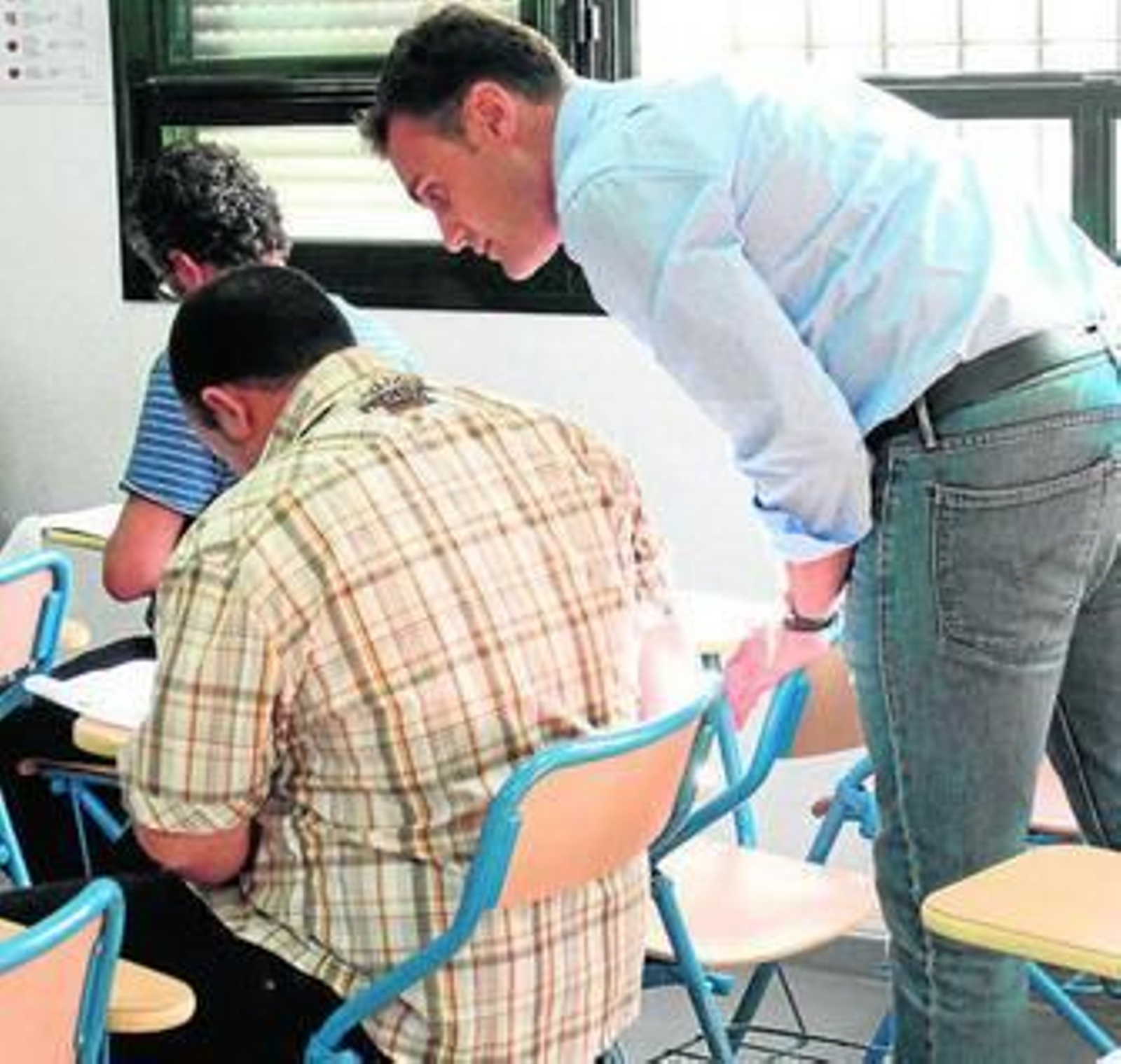 Un momento de las pruebas celebradas ayer en la Escuela de Idiomas para lograr el carné de taxista.