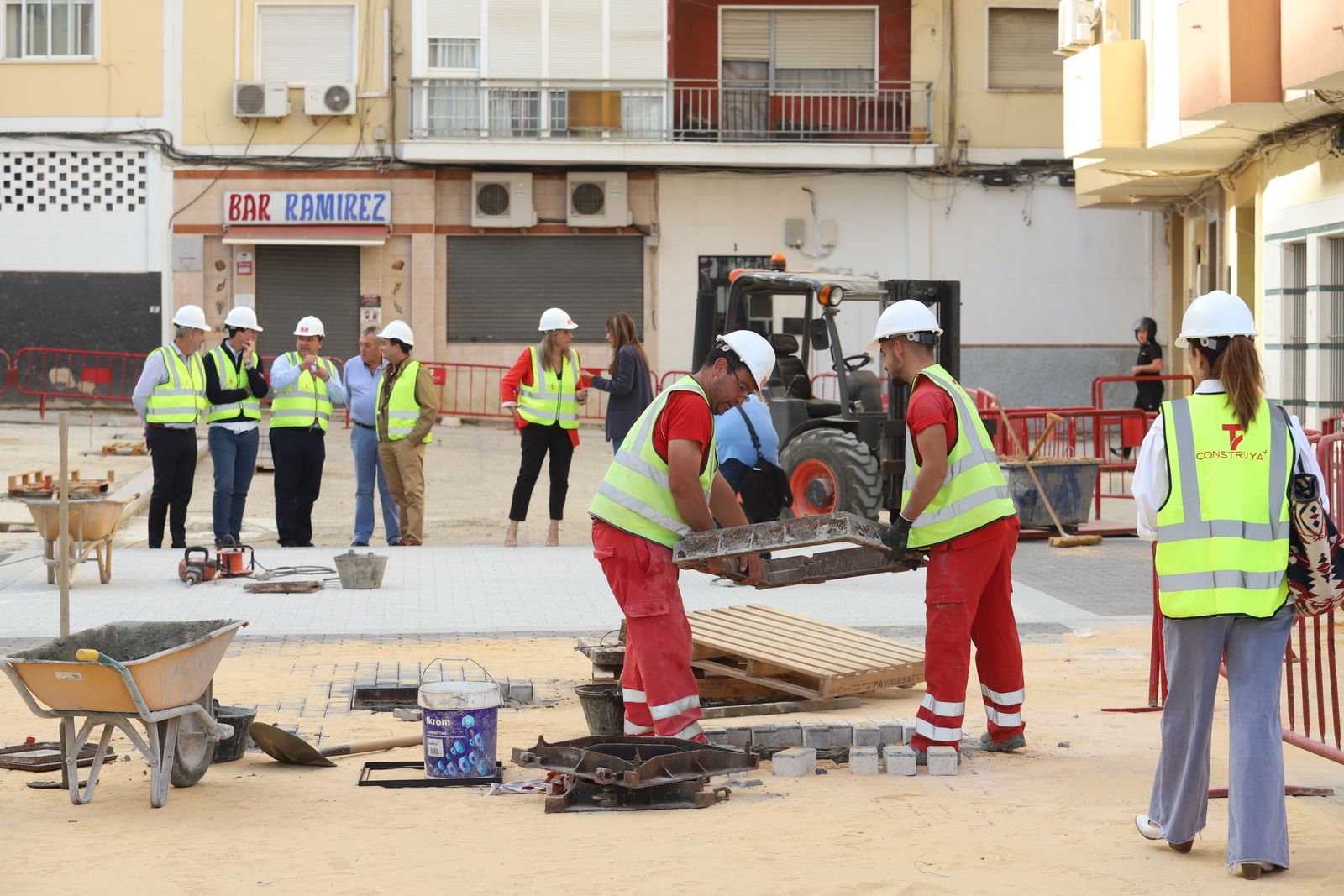 Las obras de peatonalización de la Plaza de Los Dolores, en imágenes