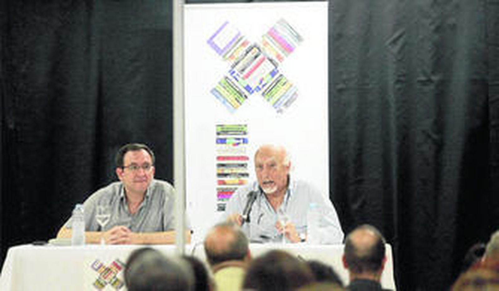 Eduardo García y Manuel Vicent, en la caseta de actos de la Feria.