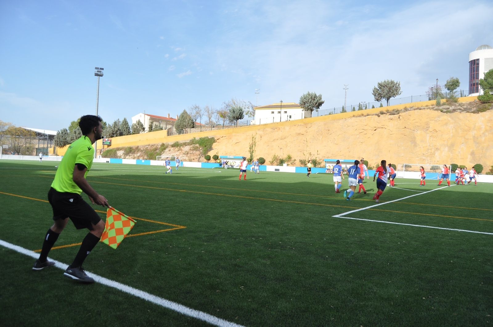 Aspecto del nuevo césped artificial de la instalación de Monachil.