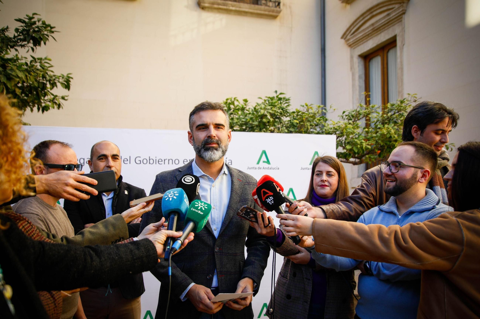 Fernández-Pacheco habla ante los medios.