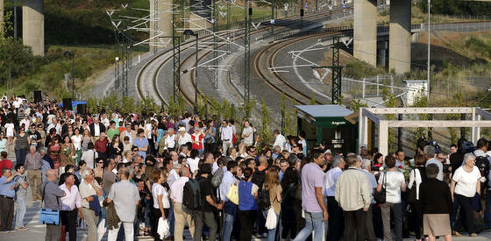 Homenajes y ofrendas florales en el lugar del accidente.

Foto: EFE