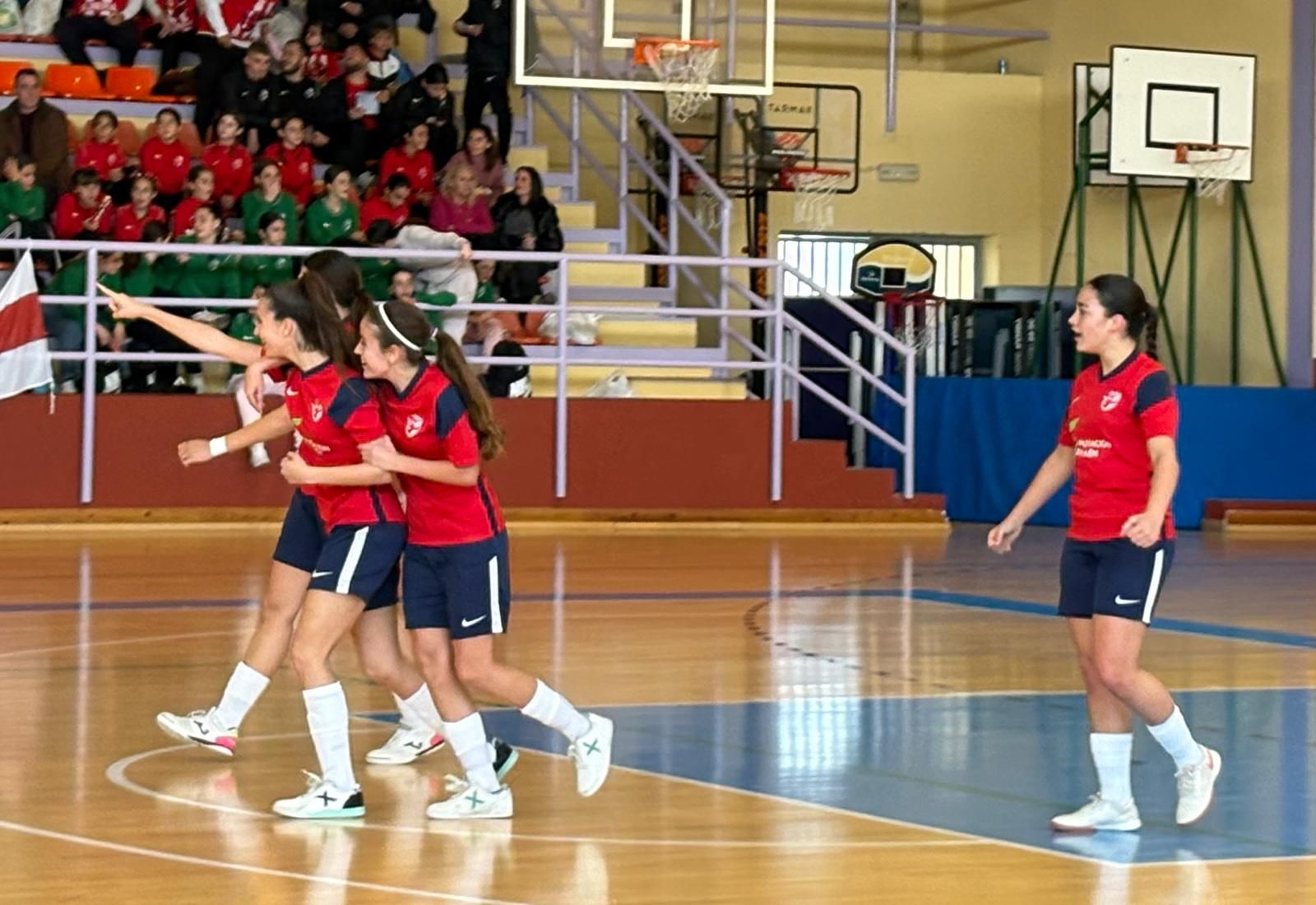 Las jugadoras jiennenses celebran uno de sus goles.