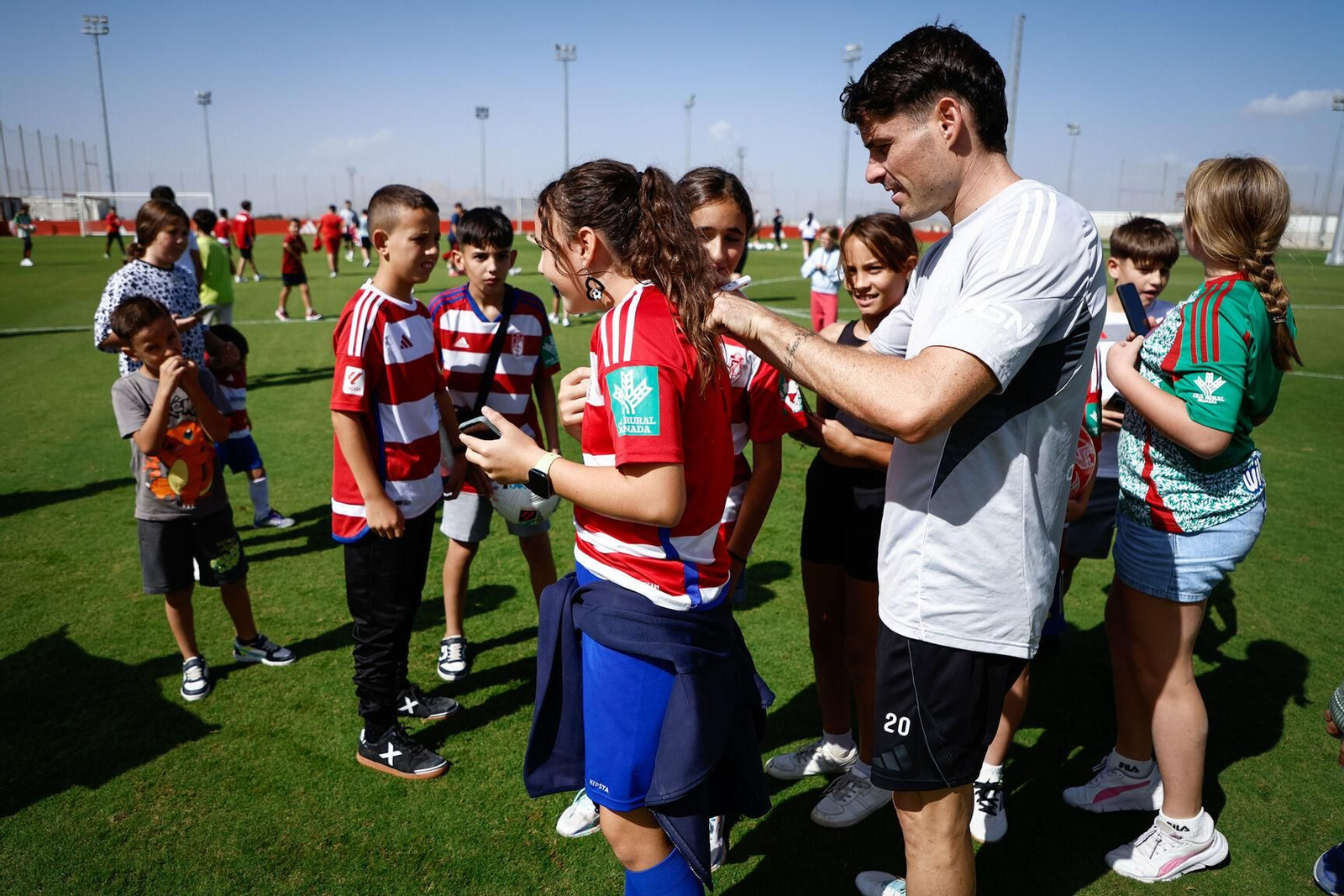 Sergio Ruiz firma autógrafos tras el entrenamiento de este lunes