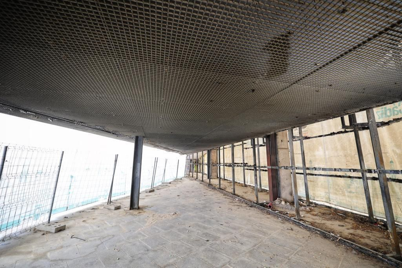 Imágenes del abandono de la pérgola del parque Genovés de Cádiz
