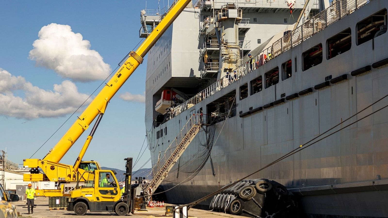 Una grúa carga suministros a bordo del RFA Lyme Bay en el muelle de Gibraltar este miércoles, mientras el buque se prepara para un posible despliegue en el Mediterráneo oriental.