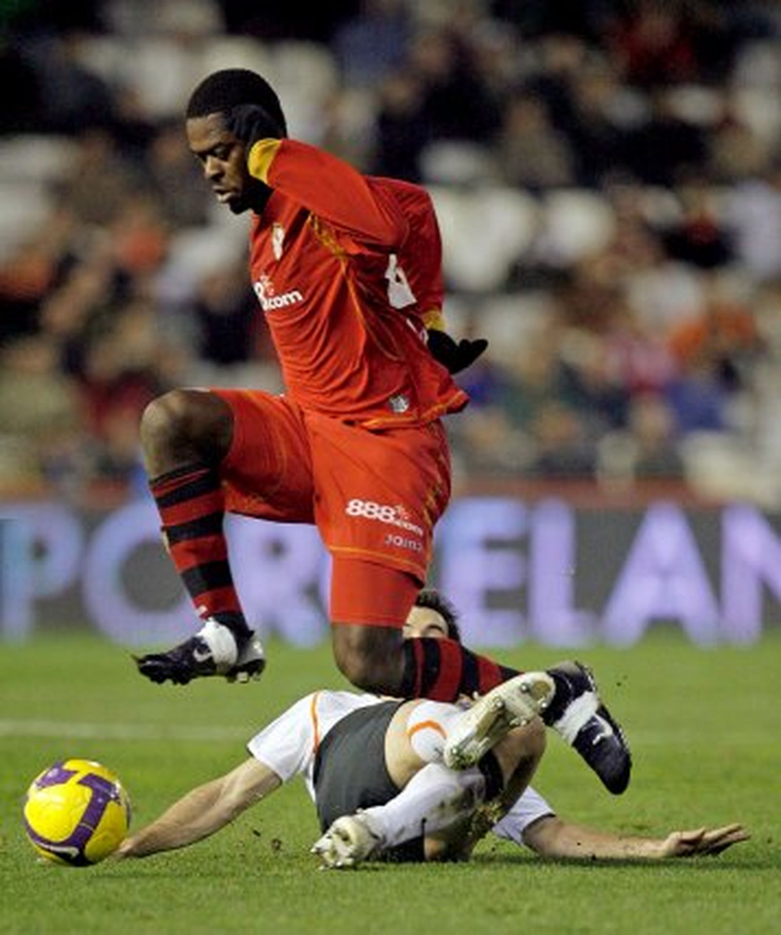 Romaric escapa con el balón en una dura jugada.  Foto: agencias