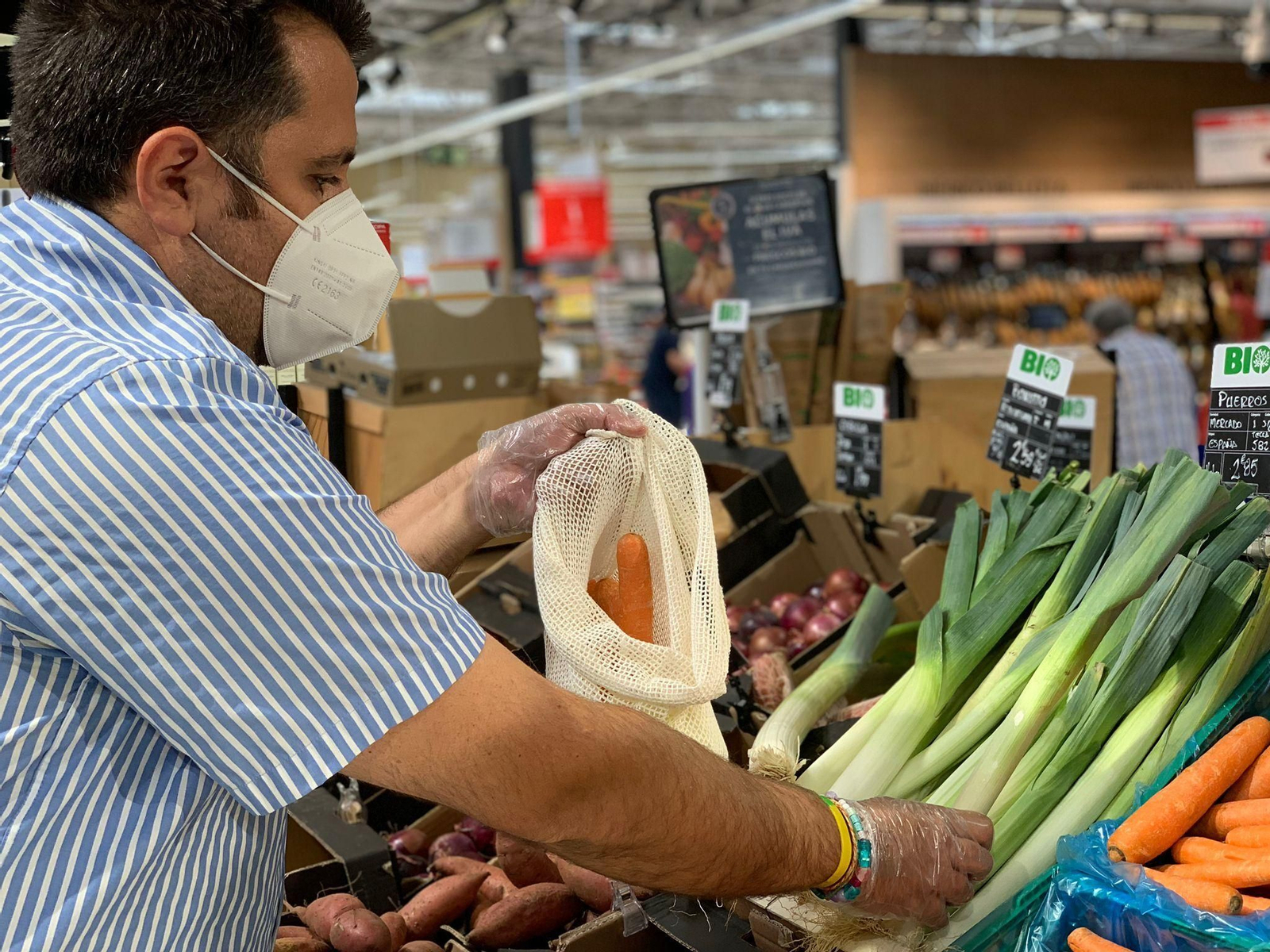 Un cliente de Carrefour en la sección de frutas y verduras