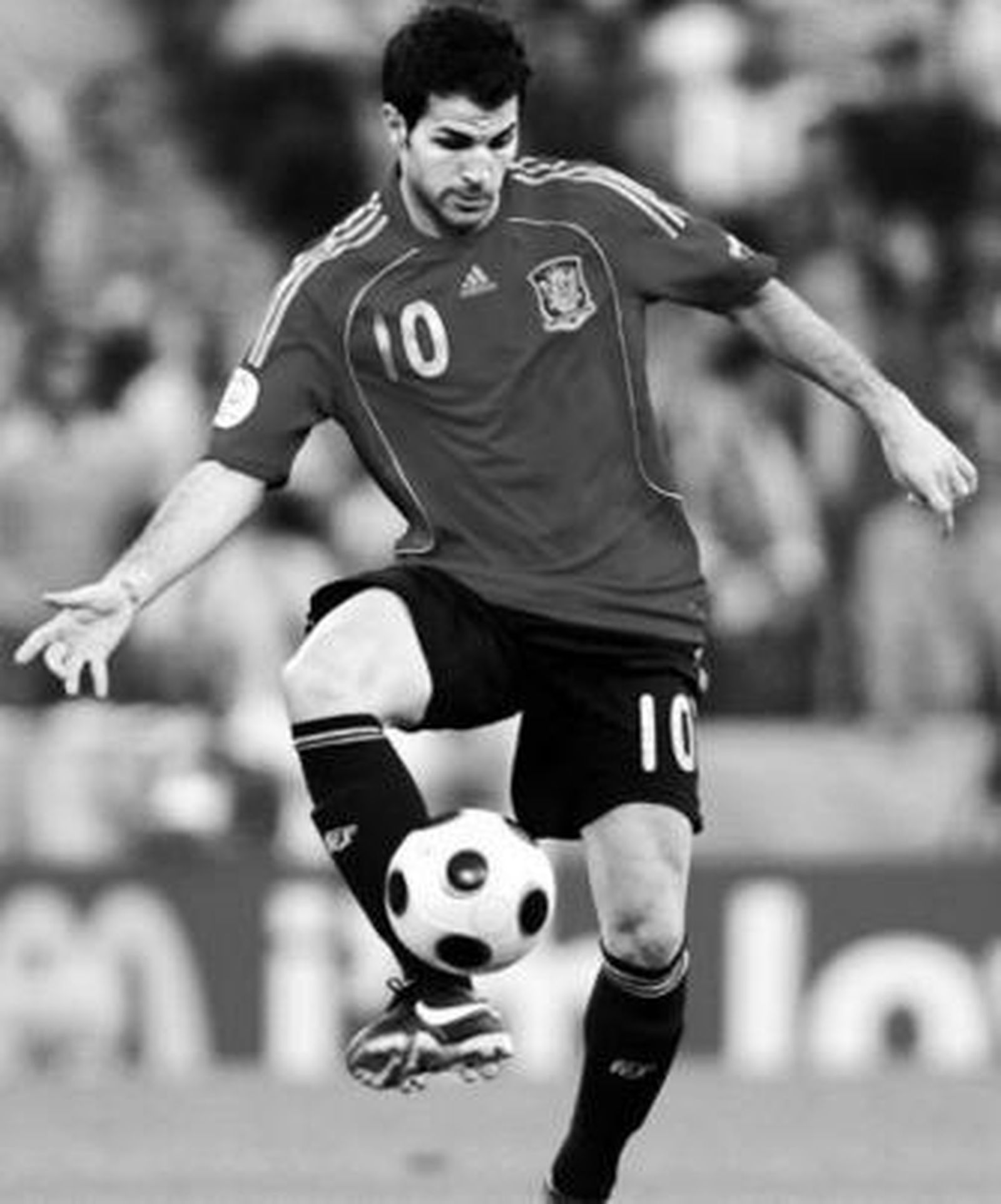 Cesc controla un balón de espaldas a portería.