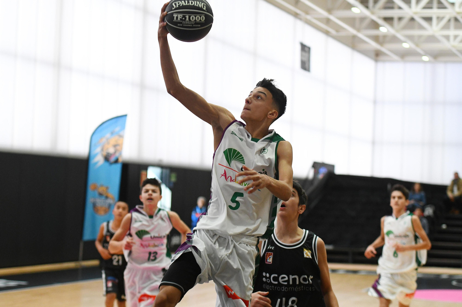 Mario González deja una bandeja en el Unicaja-Obradoiro.
