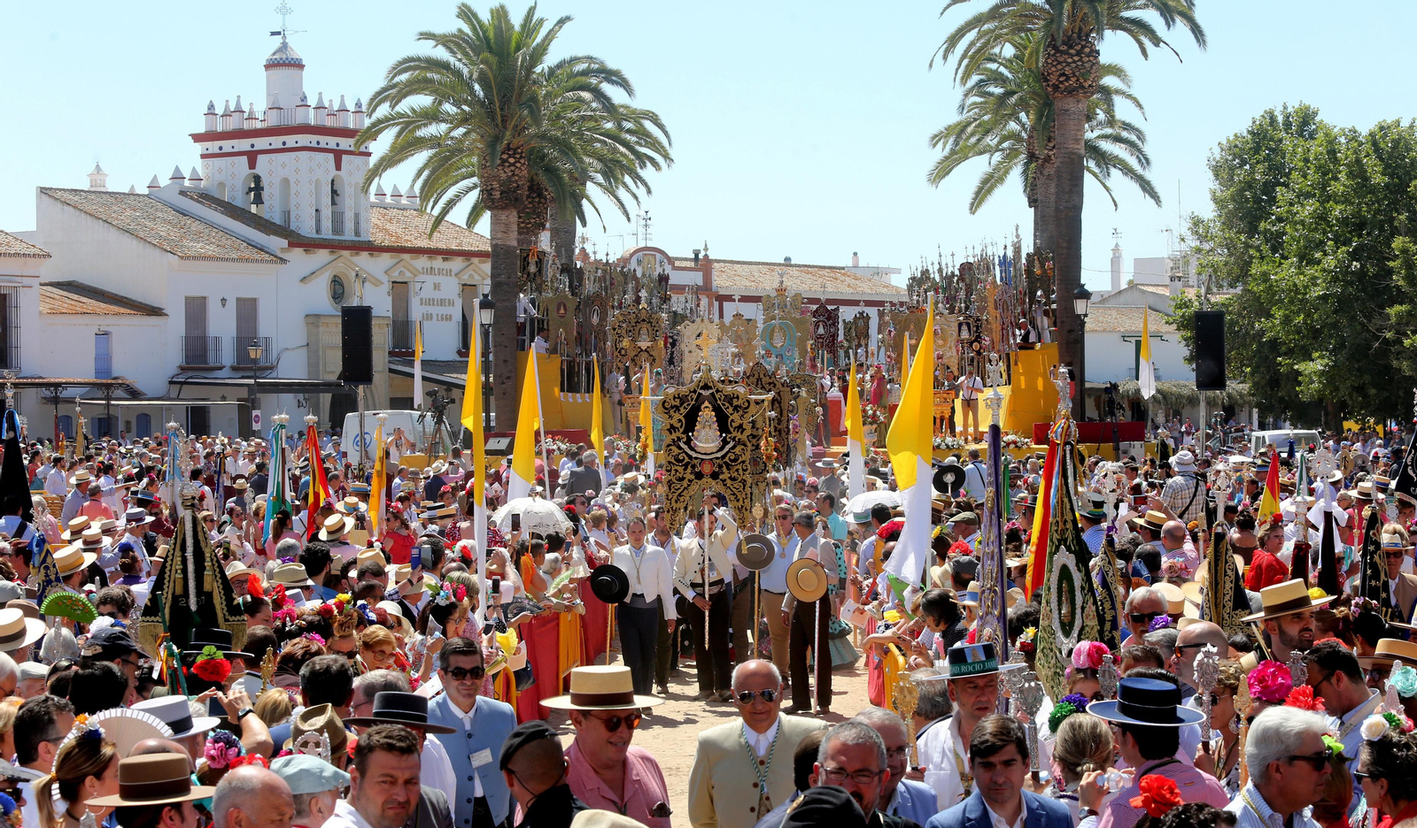Imágenes de la misa de Pentecostés de la Romería del Rocío 2019
