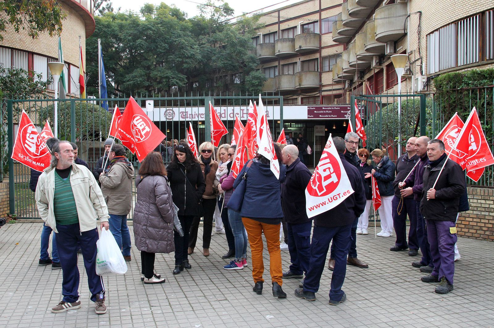 Parte de los trabajadores que se concentraron este jueves.