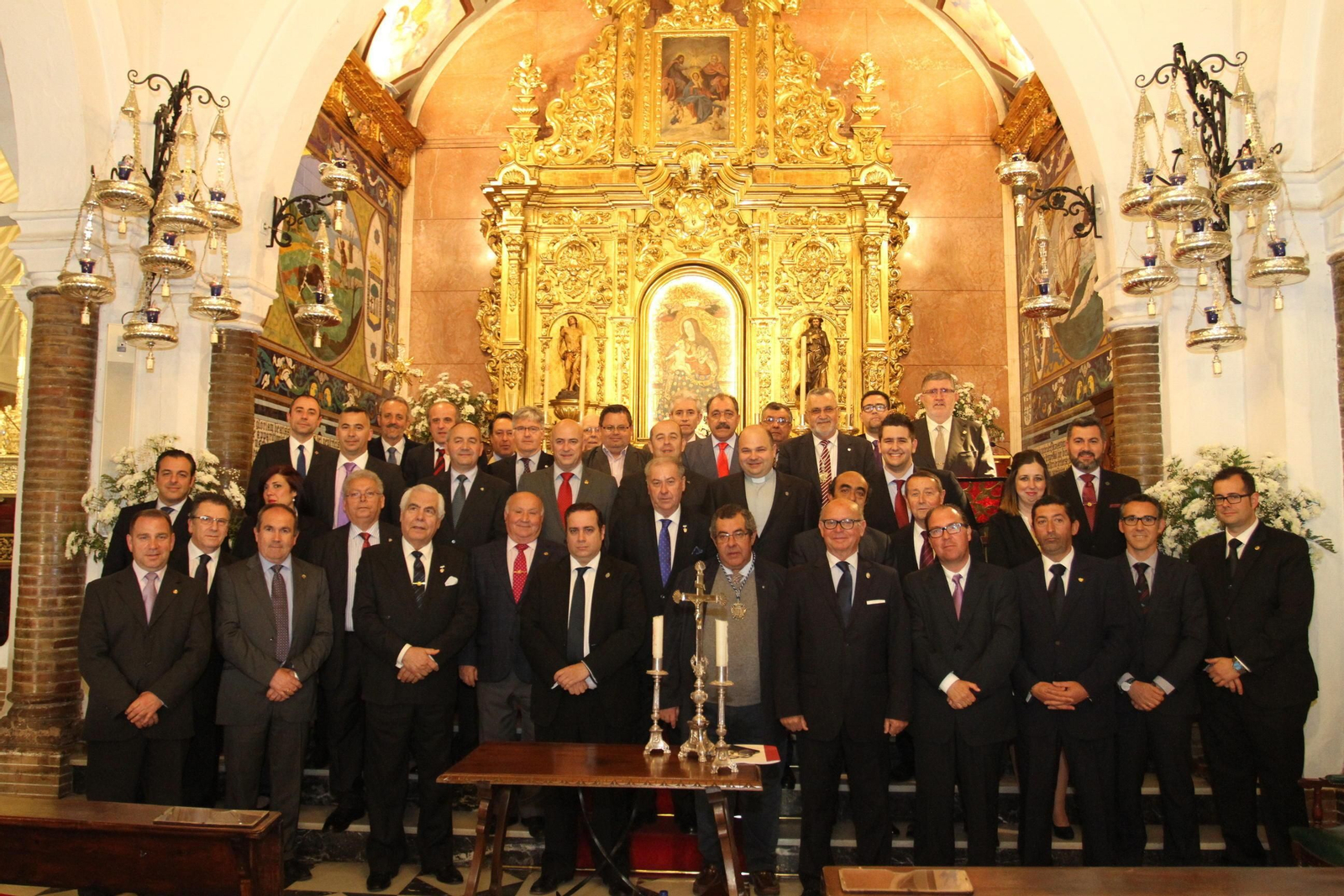 Los hermanos mayores ante la imagen de la Patrona de Huelva, Nuestra Señora de la Cinta.