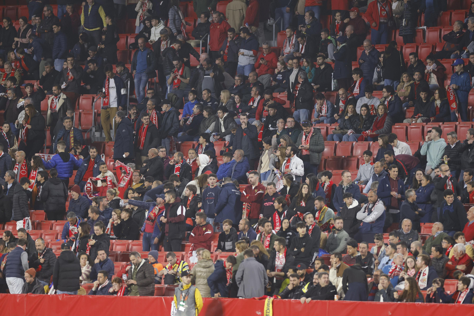 Búscate en las fotos del Sevilla-Fenerbahçe,