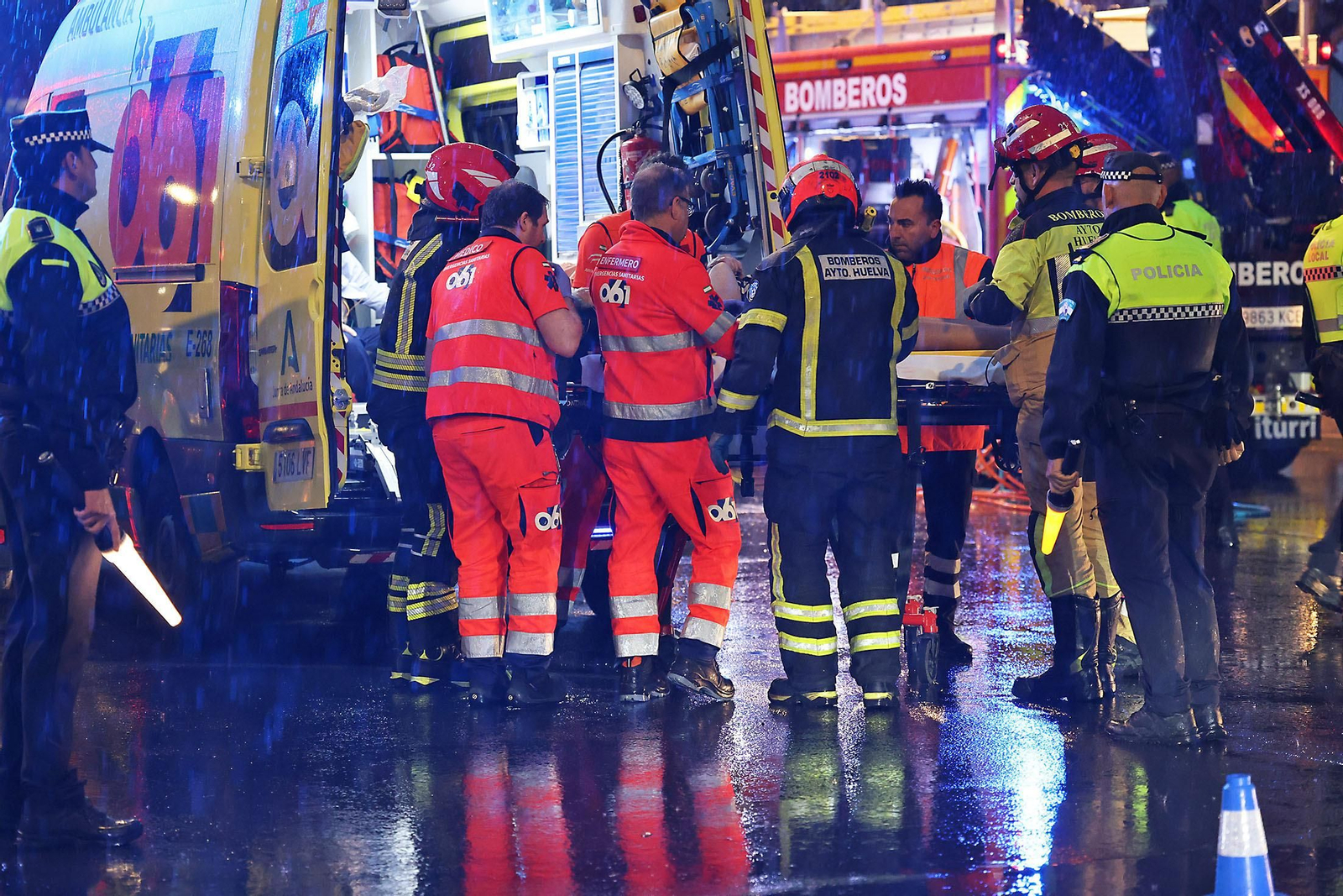 Las espectaculares imágenes del rescate de una persona en un accidente de tráfico en Huelva
