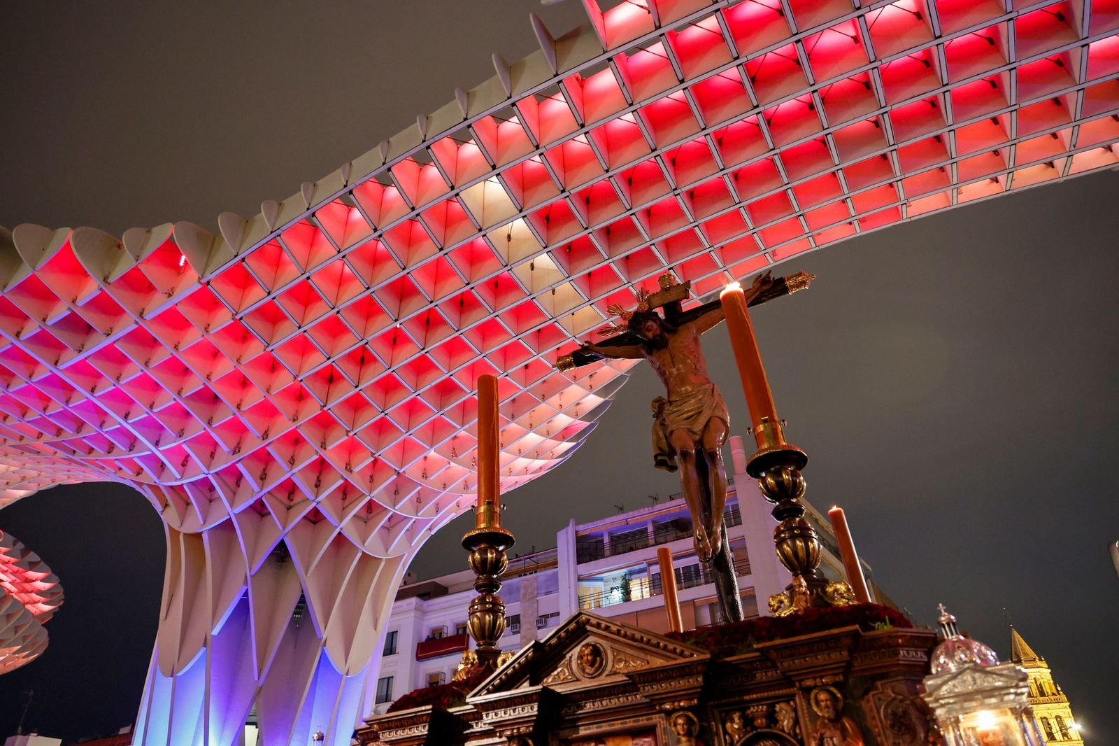 El Cristo de Burgos a su paso por las Setas