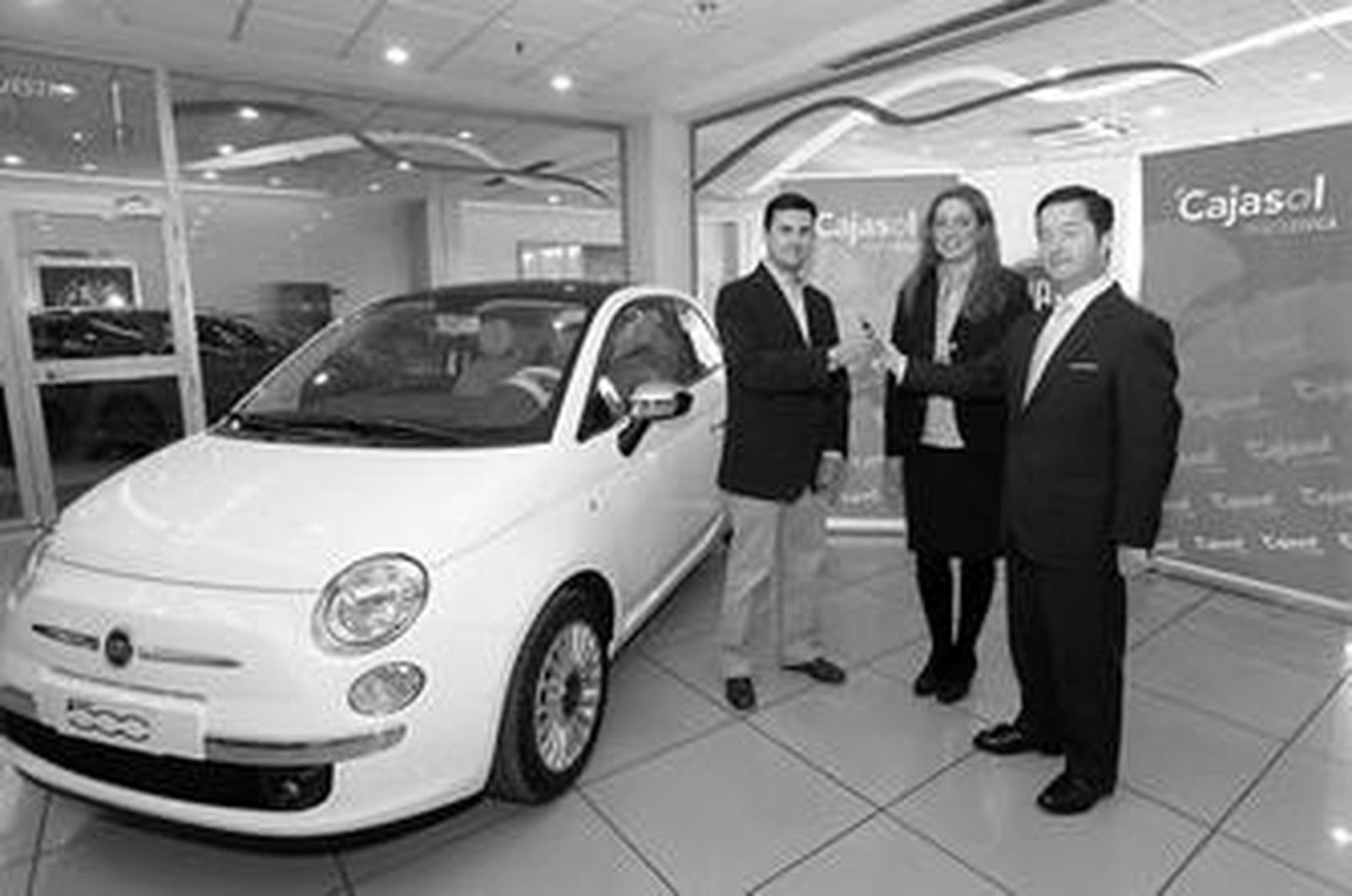 Momento en el que Rafael Romero recibió las llaves de su Fiat 500.