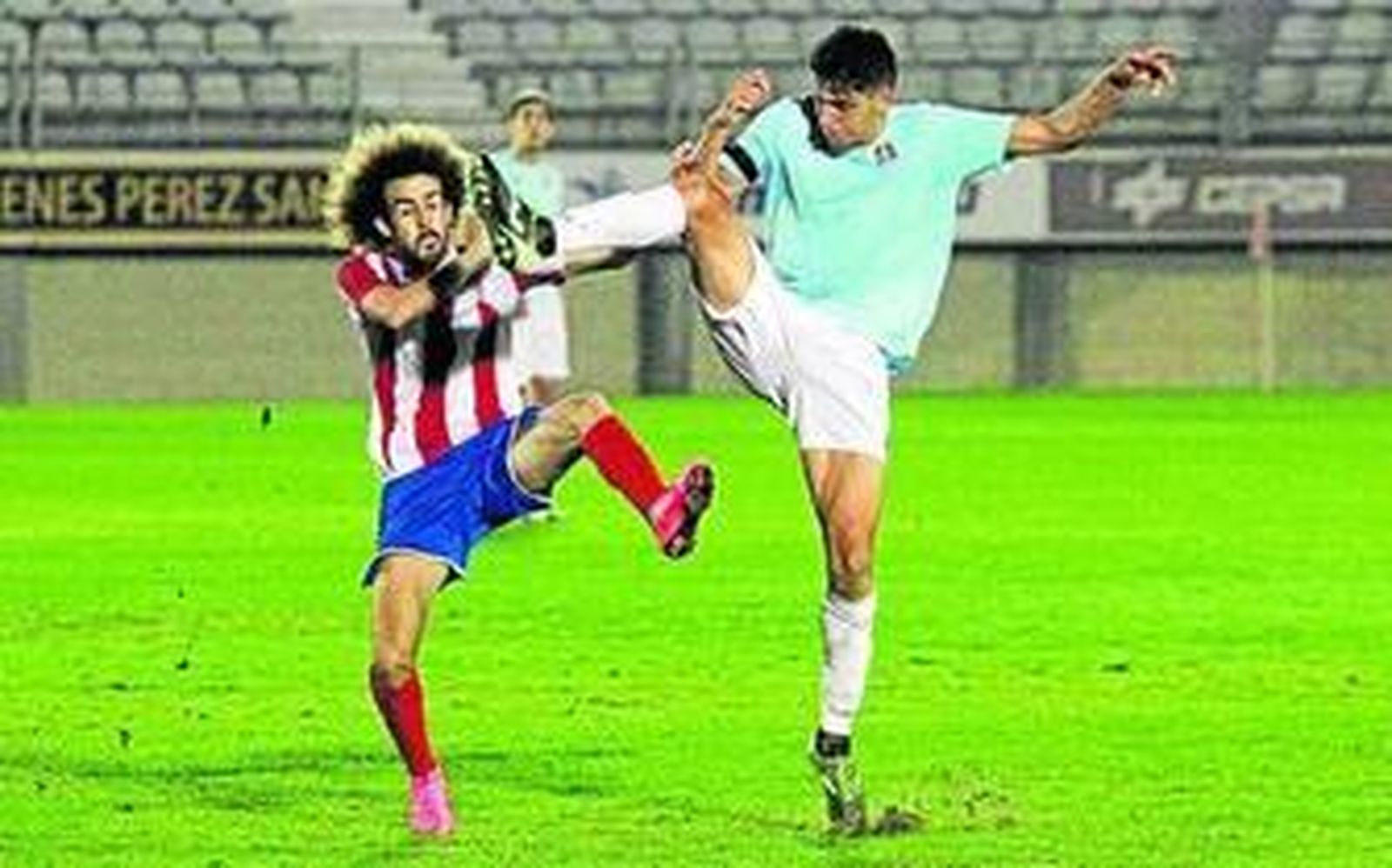 El algecireño Willy disputa con un jugador del Cartagena en el Nuevo Mirador.