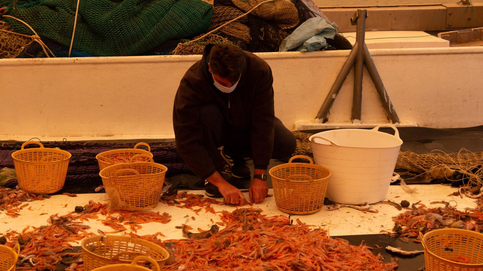 Un marinero selecciondo el producto antes de desembarcar