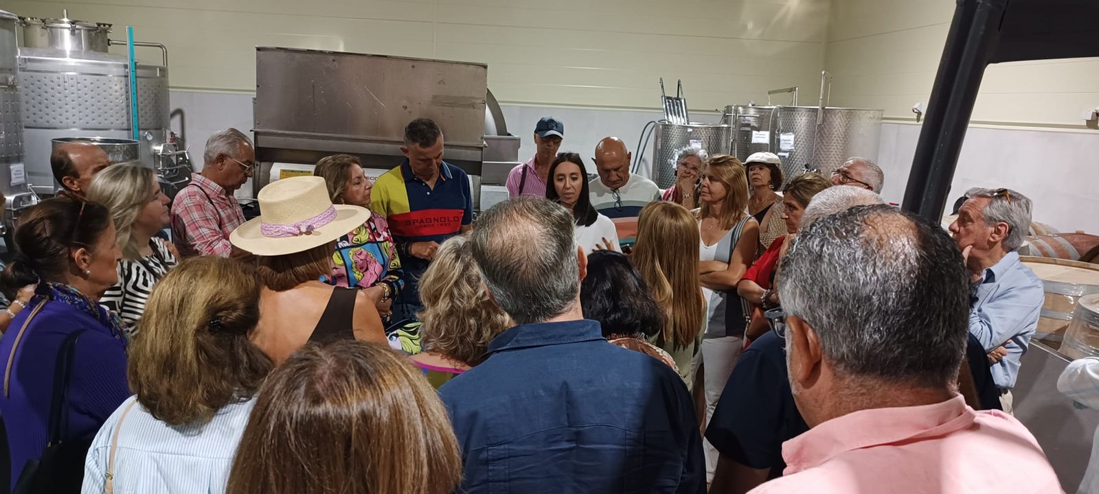 Una imagen de la visita a una de las bodegas.