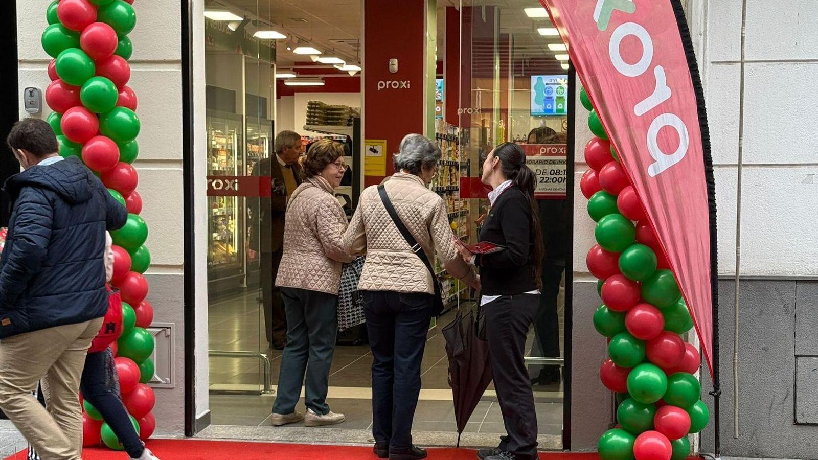 Clientes entran en el supermercado.