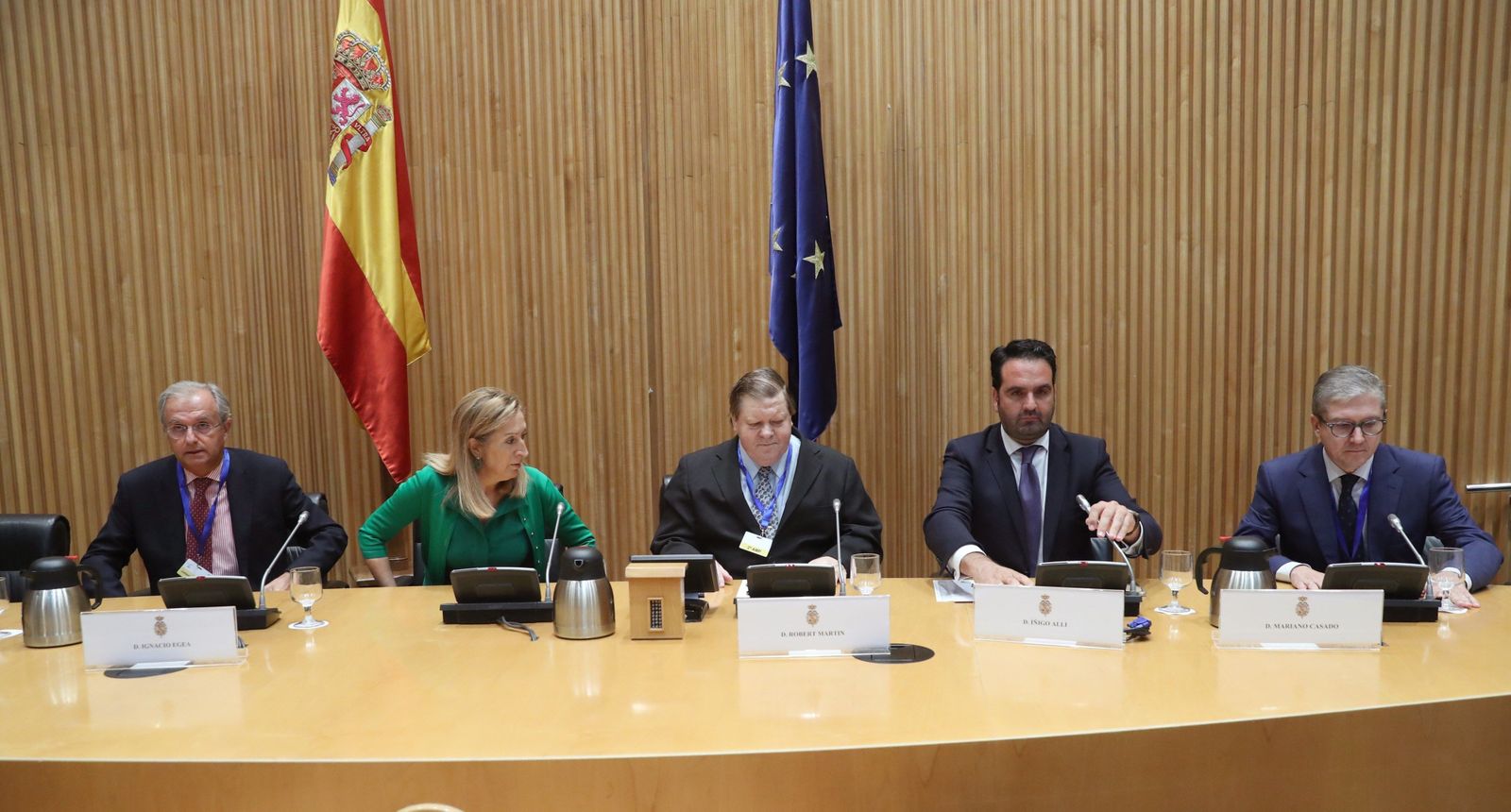 La presidenta del Congreso  Ana Pastor (2i), durante un acto en el que personas con discapacidad  intelectual  expusieron sus reivindicaciones a los diputados dentro del proyecto "Yo también cuento", el pasado 10 de octubre.