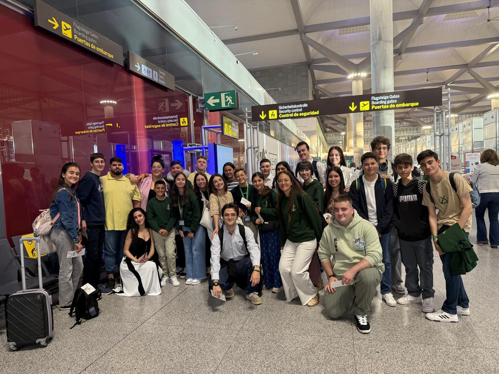 Banda de Música de la Esperanza de Málaga en el aeropuerto.