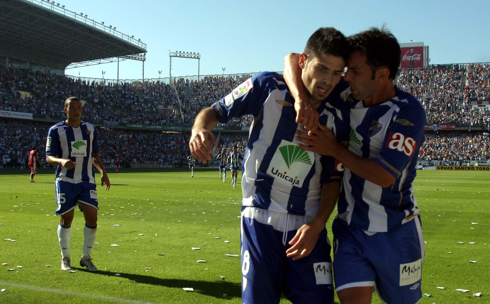 Antonio Hidalgo junto a Calleja y en el fondo Baha en el partido del ascenso.