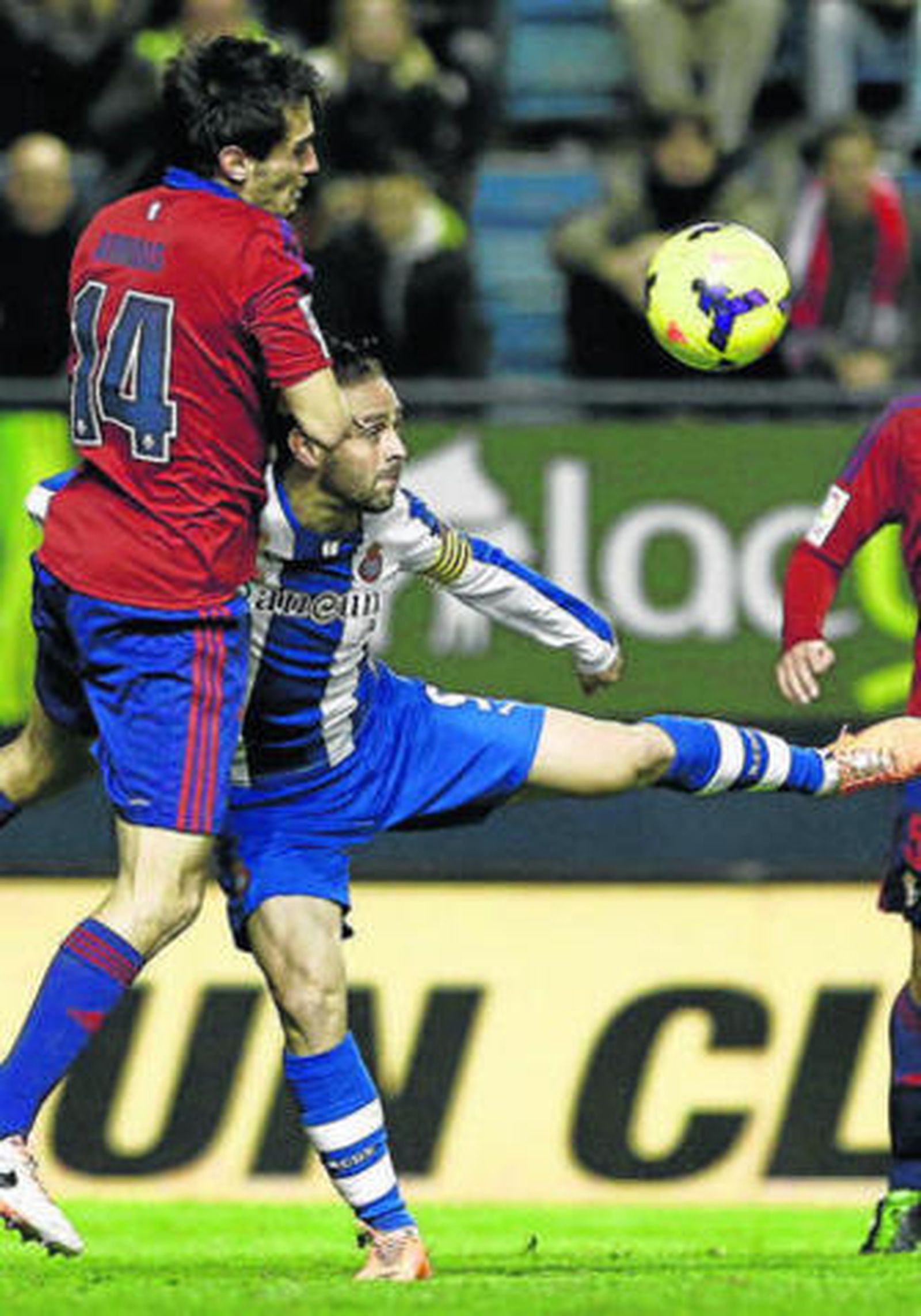 Sergio García intenta controlar el balón ante la presión de Arribas.