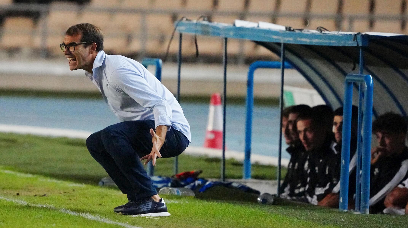 Francis se mostró muy activo en el banquillo durante todo el partido en su estreno.