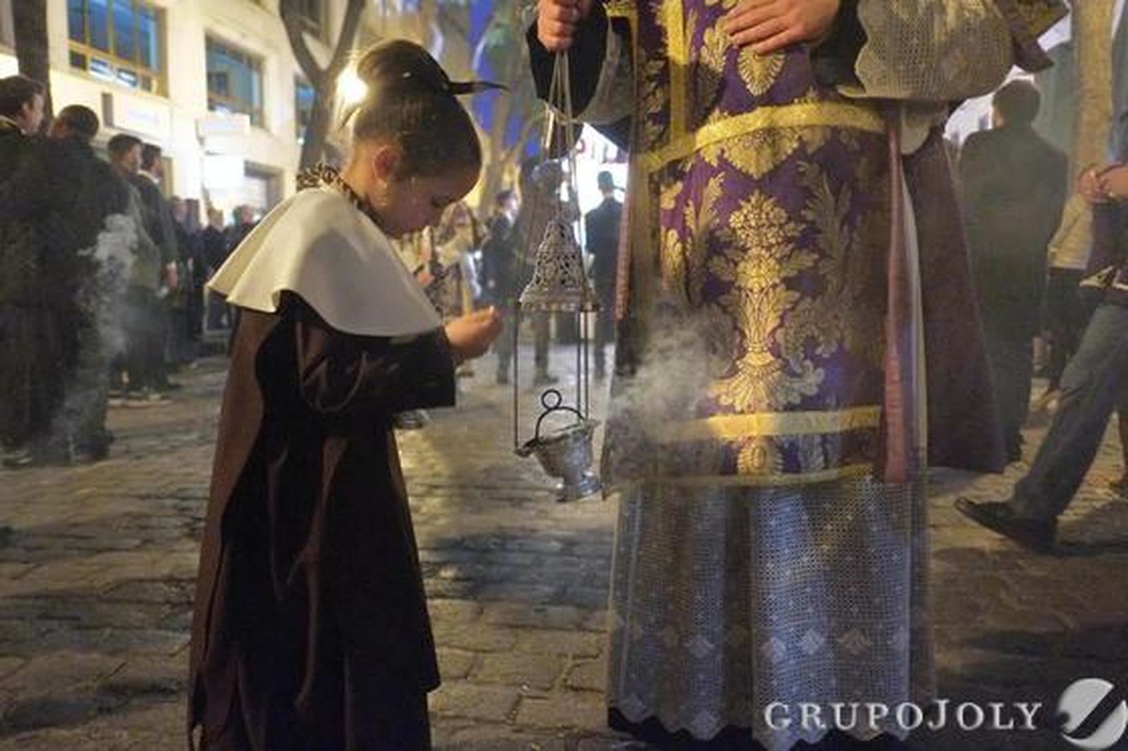 Una monaguilla ayuda con el incienso a un acólito de La Lanzada.

Foto: Manu Garcia