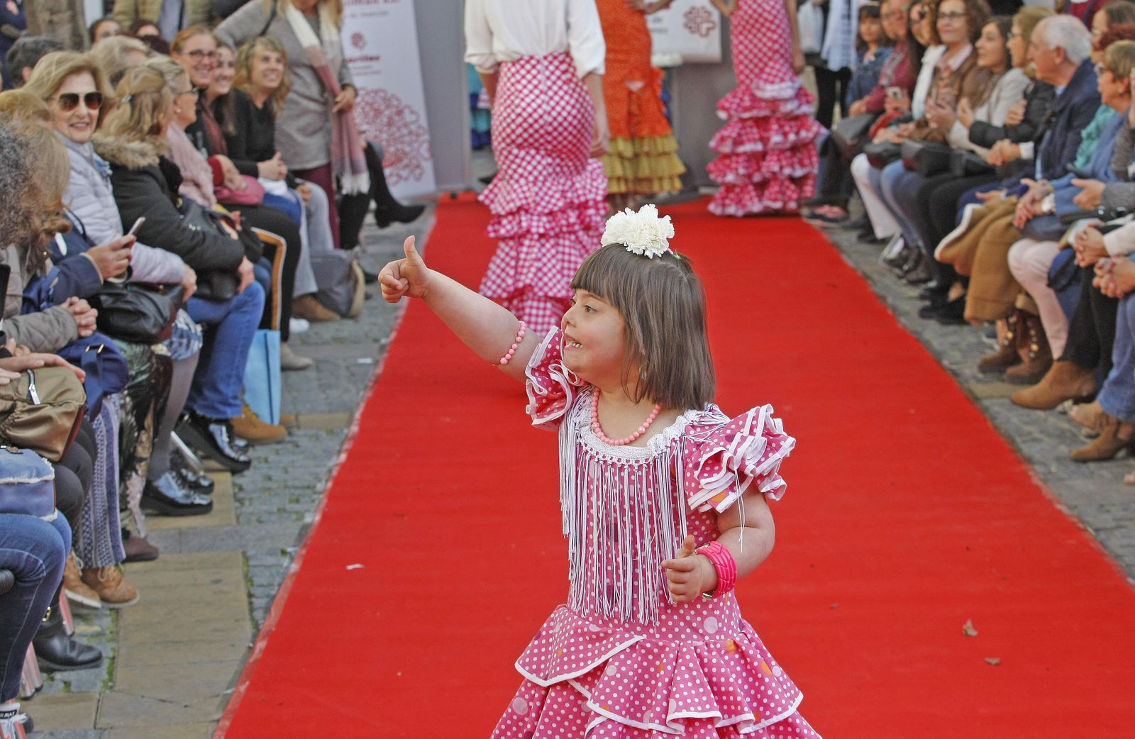 Desfile solidario de trajes de Flamenca para Cáritas