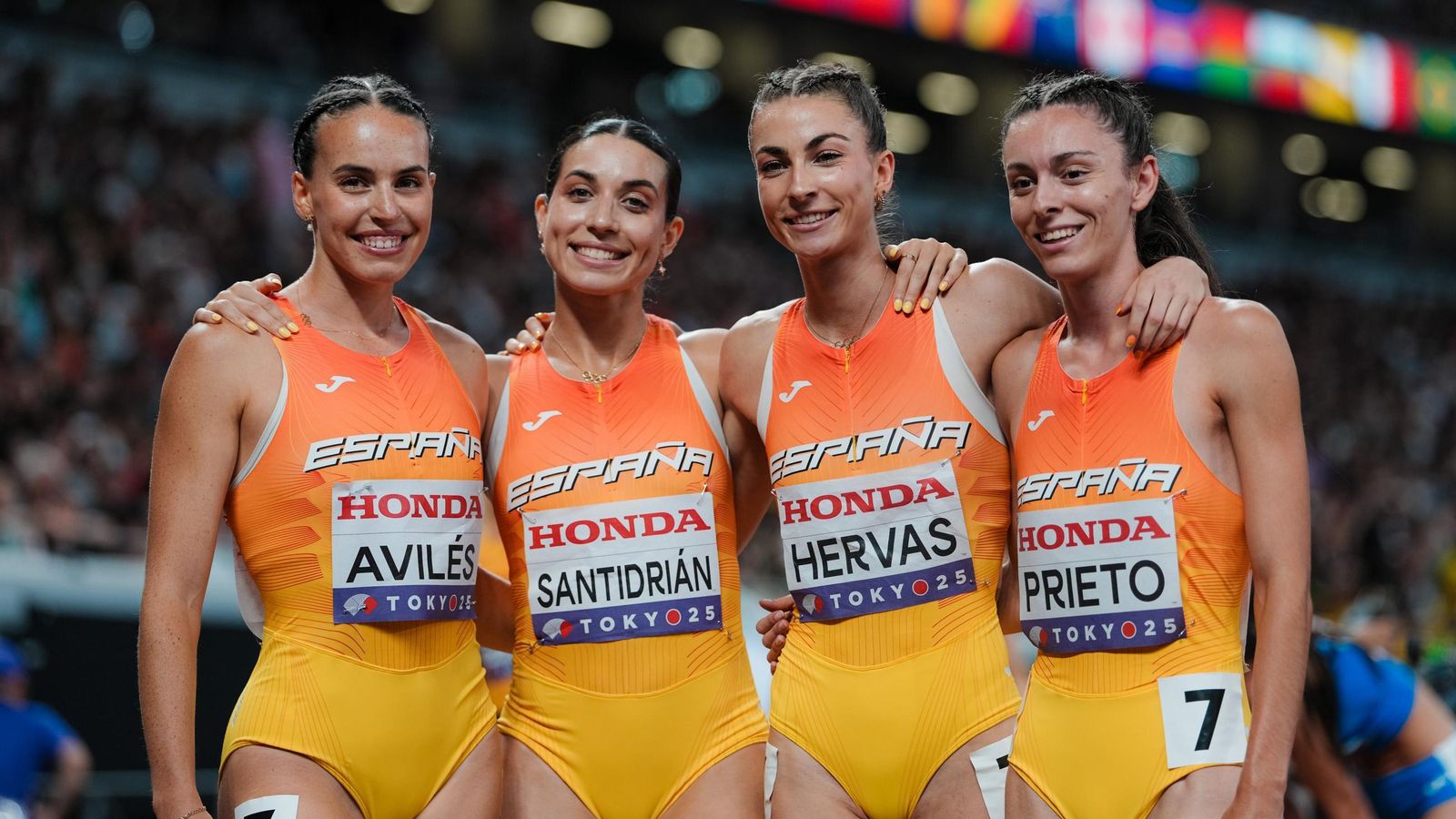 Carmen Avilés, a la izquierda, junto a sus compañeras del relevo 4x400 femenino de España en el Mundial de atletismo de Tokio.