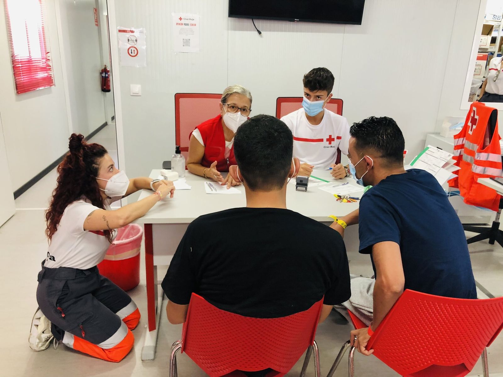 Cruz Roja activa 17 ERIE en el puerto de Almería y atiende a 148 personas ocupantes de pateras