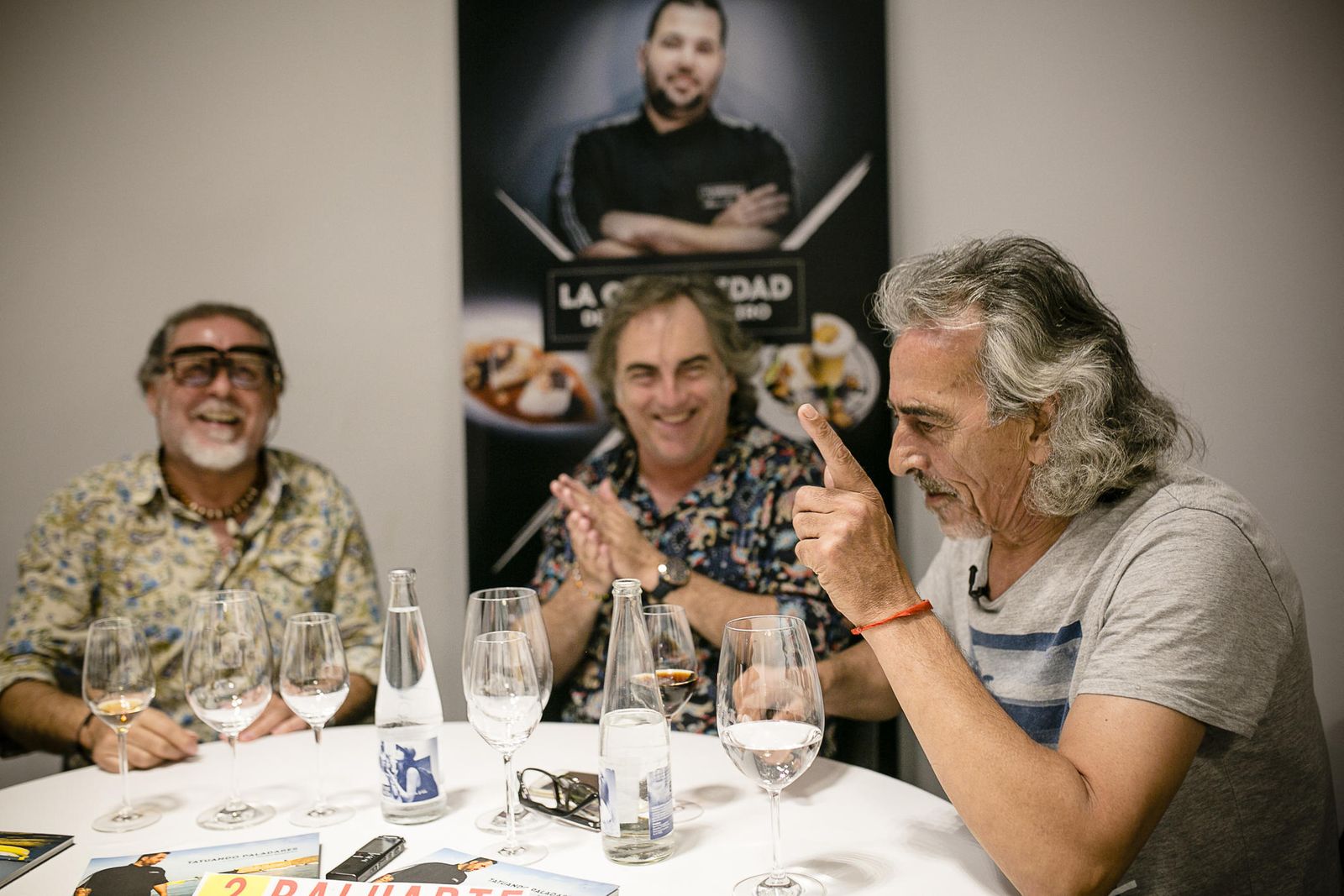 Diego Carrasco, Selu García Cossío y Capullo de Jerez, en el salón de La Curiosidad de Mauro Barreiro.