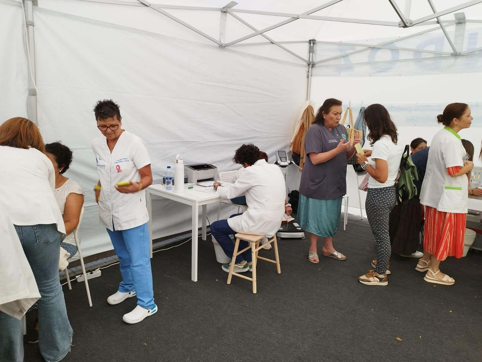 Los farmaceúticos, en pleno proceso de ayuda.
