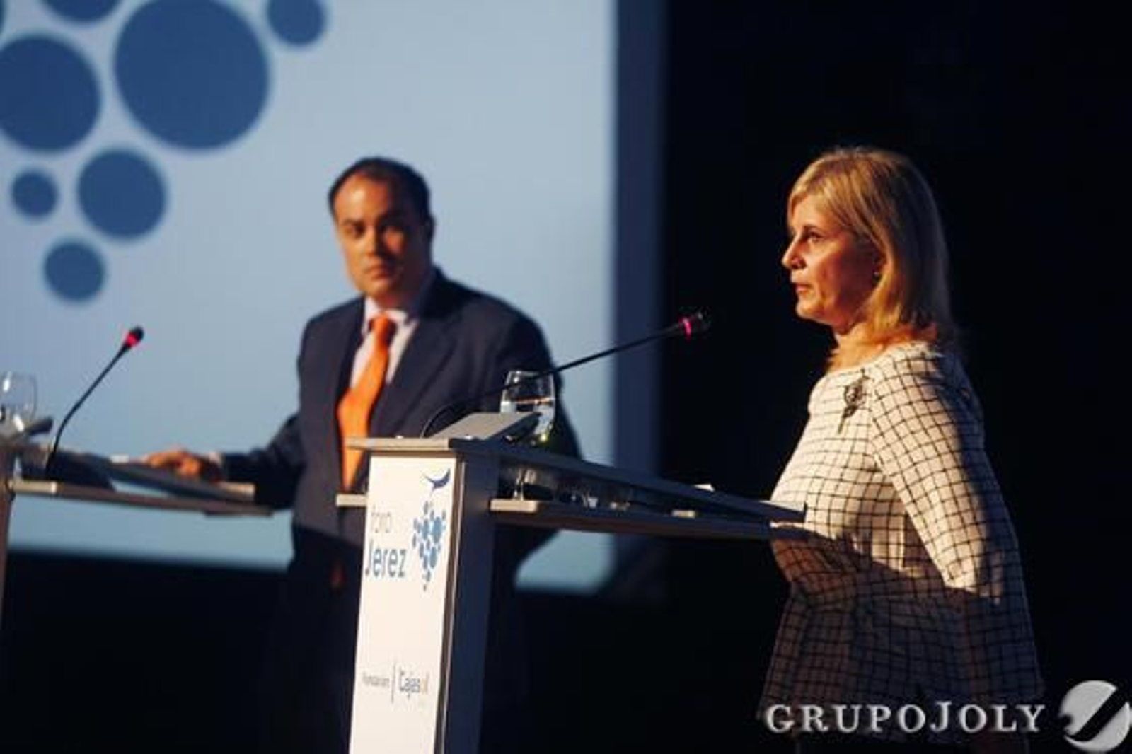 La alcaldesa respondiendo a las preguntas del público asistente al Foro ante la presencia de David Fernández. 

Foto: Pascual · Vanesa Lobo