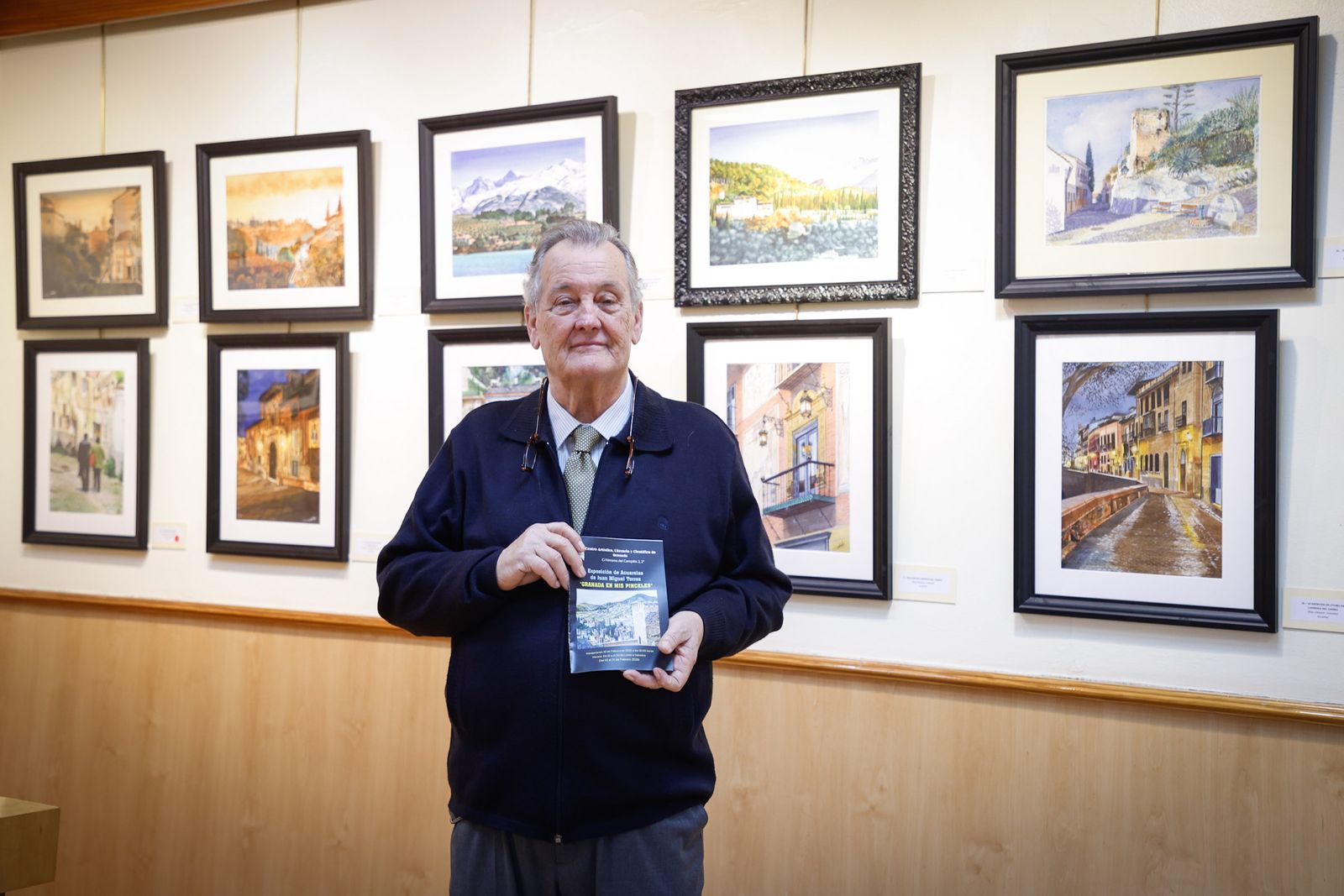 Juan Miguel Torres posa ante sus cuadros en la muestra que se exhibe estos días en el Centro Artístico de Granada.