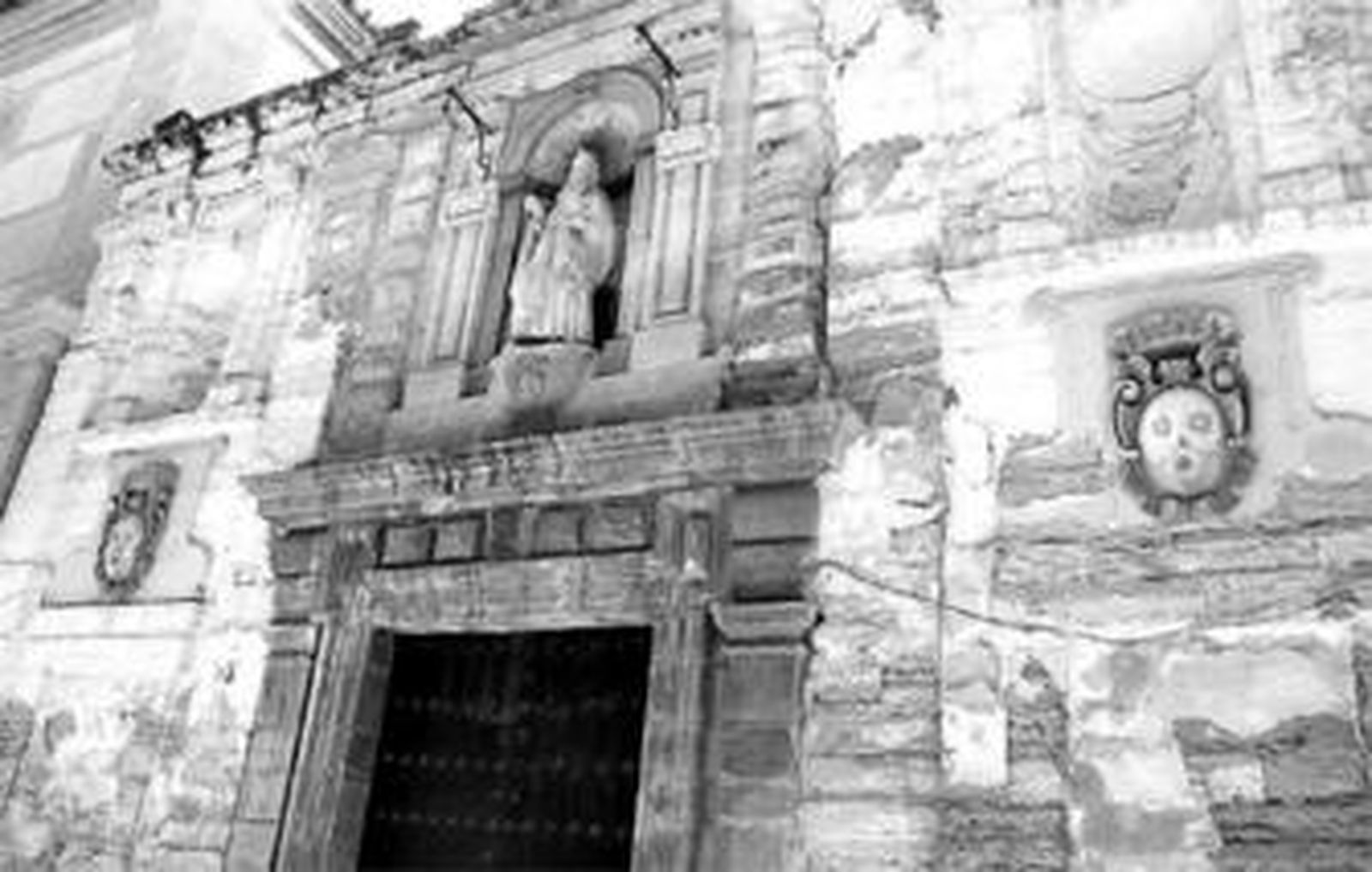 Fachada del convento de la Encarnación, objeto de restauración por su estado de abandono.