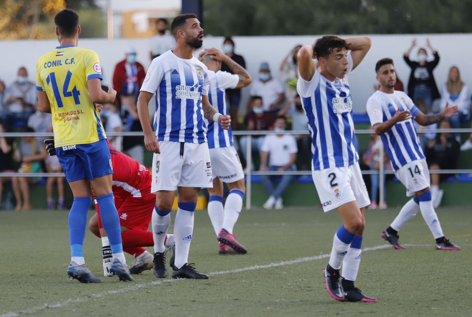 Imágenes del encuentro entre el Conil y el Recreativo de Huelva