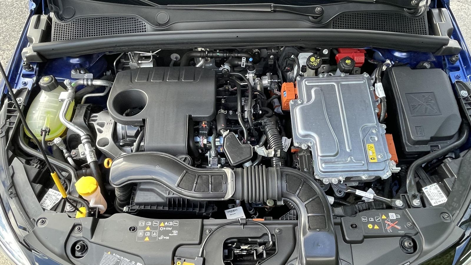 Este Colt dispone de un motor de gasolina atmosférico y dos eléctricos, uno que trabaja como motor de arranque y generador y otro que mueve las ruedas, por sí sólo o apoyando al 1.6 de gasolina. Este Colt dispone de un motor de gasolina atmosférico y dos eléctricos, uno que trabaja como motor de arranque y generador y otro que mueve las ruedas, por sí sólo o apoyando al 1.6 de gasolina.