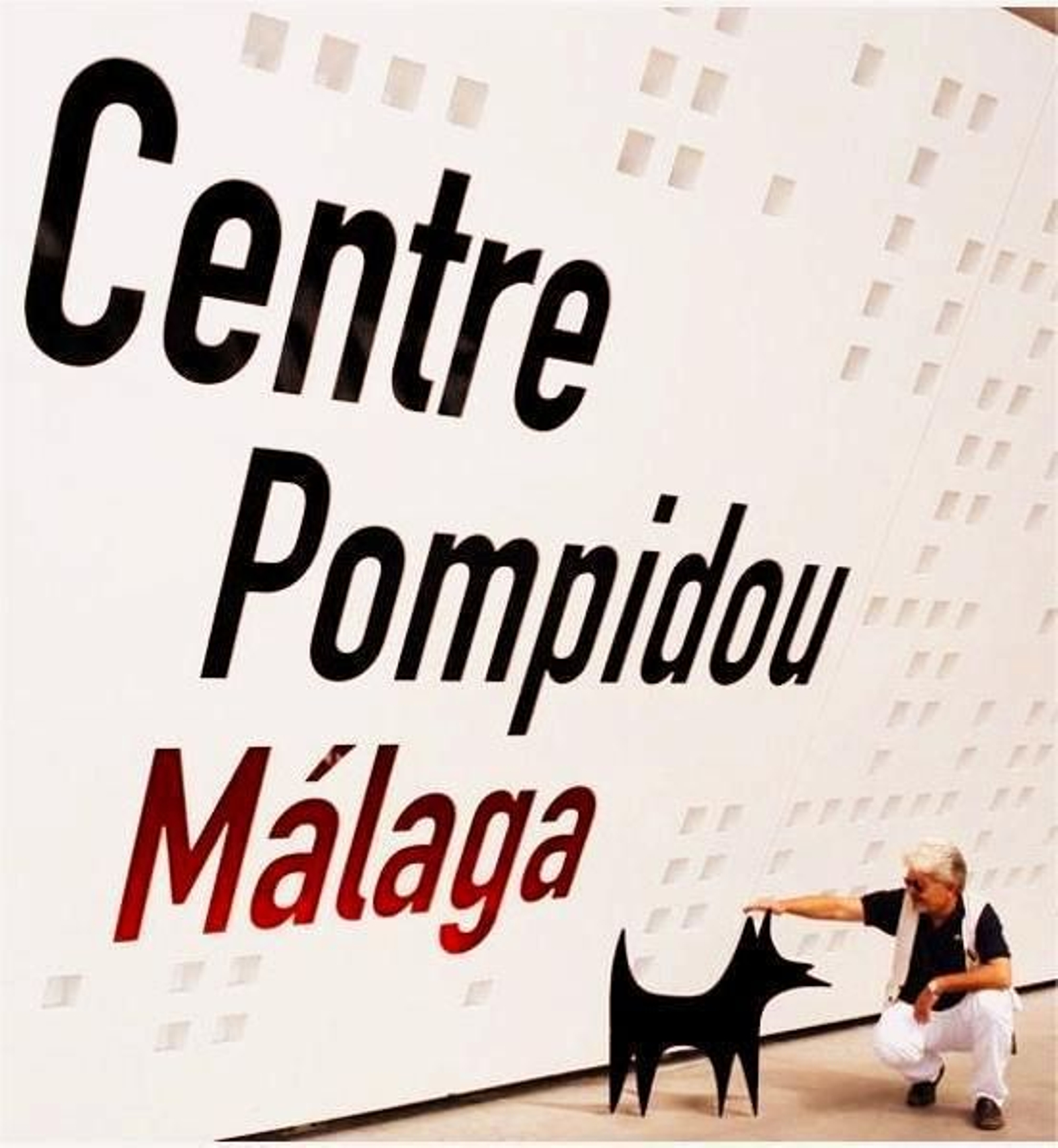 Molina posa junto a la entrada del Centre Pompidou de Málaga con su perro. Molina posa junto a la entrada del Centre Pompidou de Málaga con su perro.