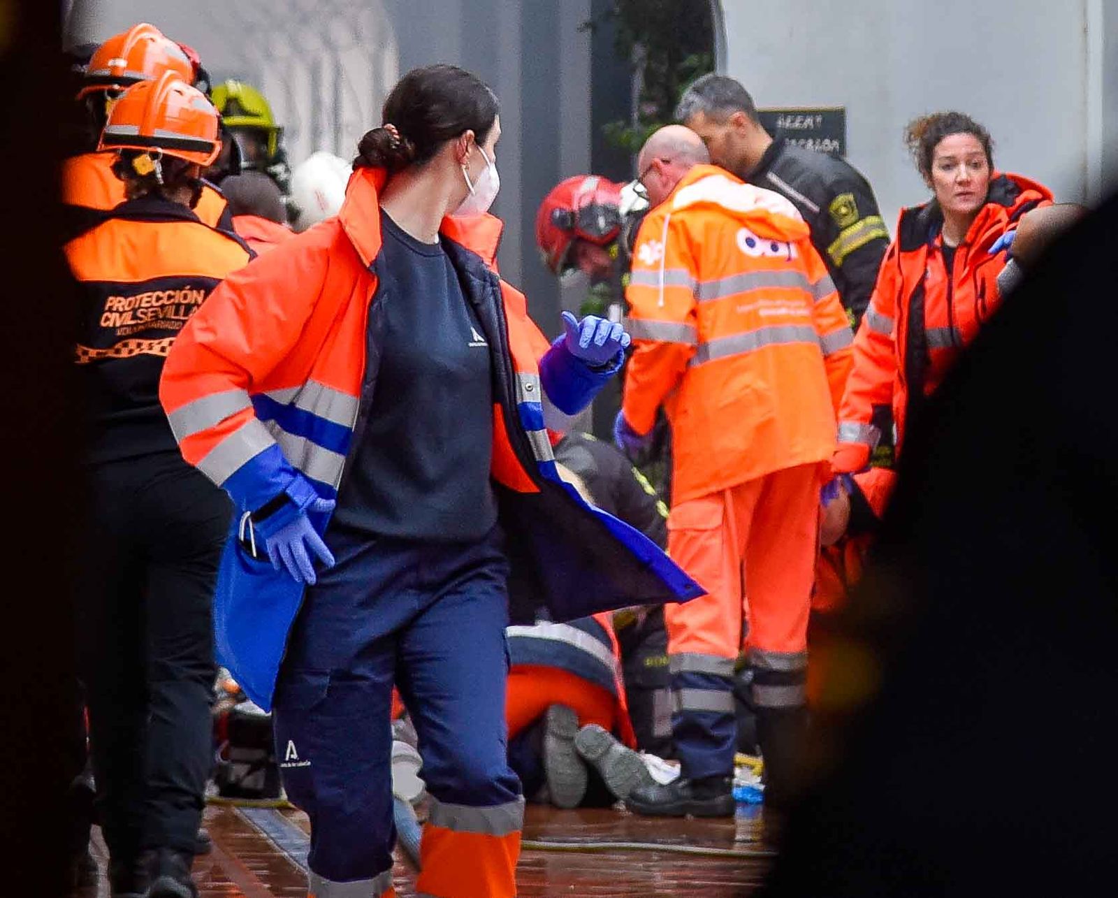 Un herido muy grave y varios desalojados en un incendio en Triana