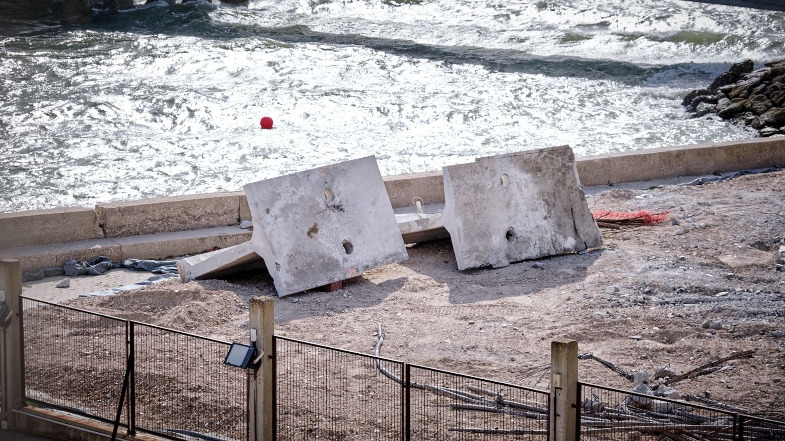 Imágenes de la colocación de una nueva viga sobre el vano 30 en el puente Carranza de Cádiz