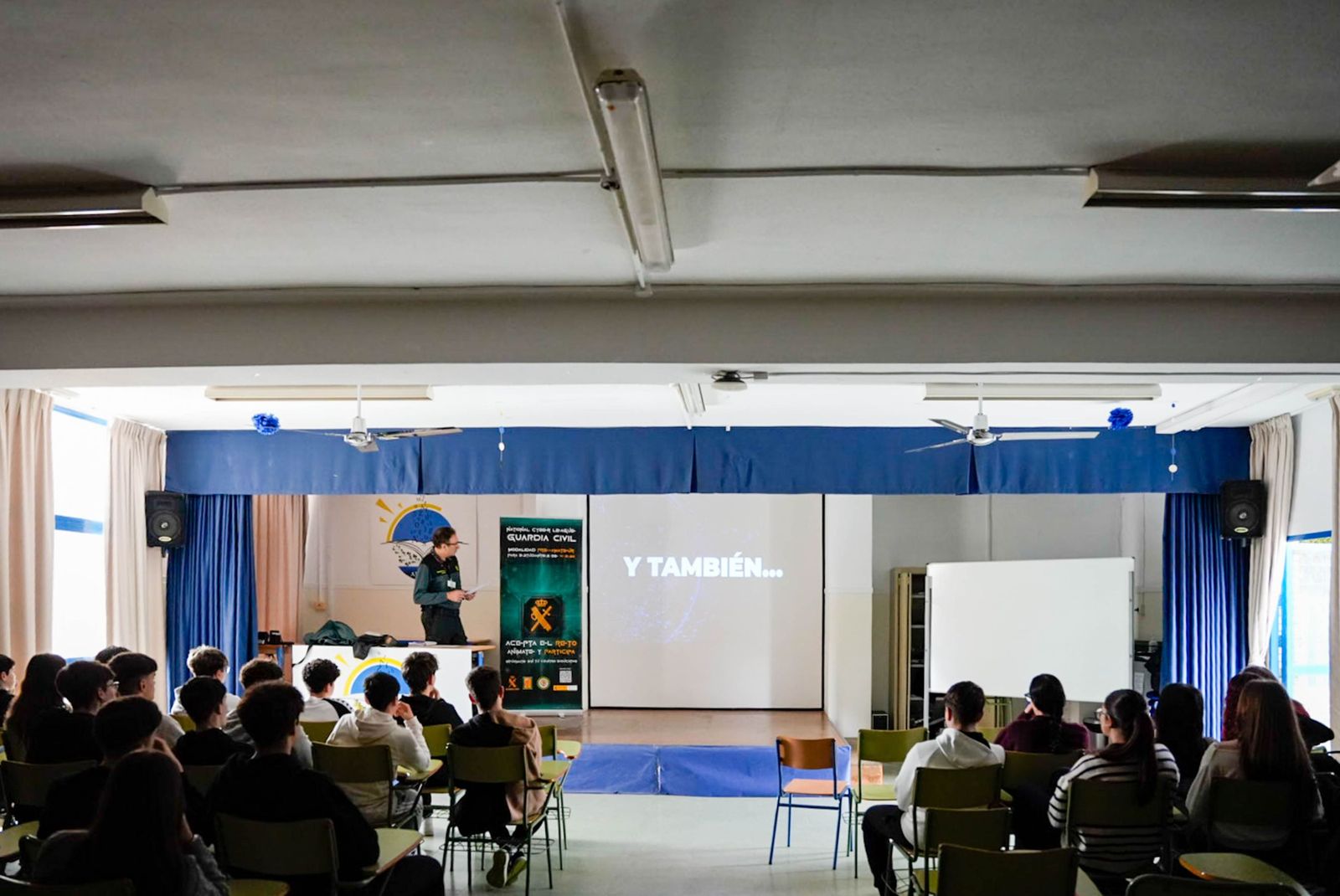 Las imágenes de la Ciberliga de la Guardia Civil en el IES Albaida