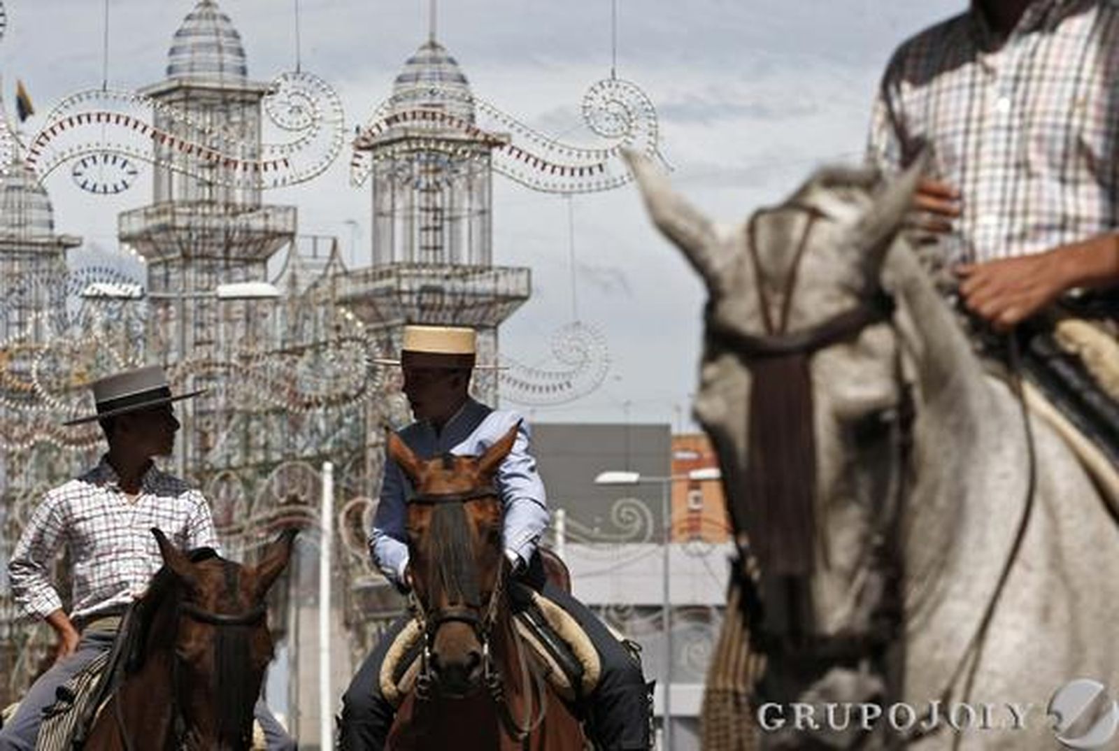La Feria reúne a miles de personas en su jornada más esperada y en un año en el que se recuerda a Paco de Lucía

Foto: Erasmo Fenoy