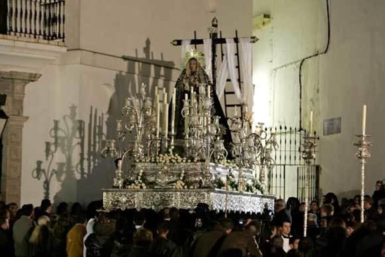 Luto mirando al cielo