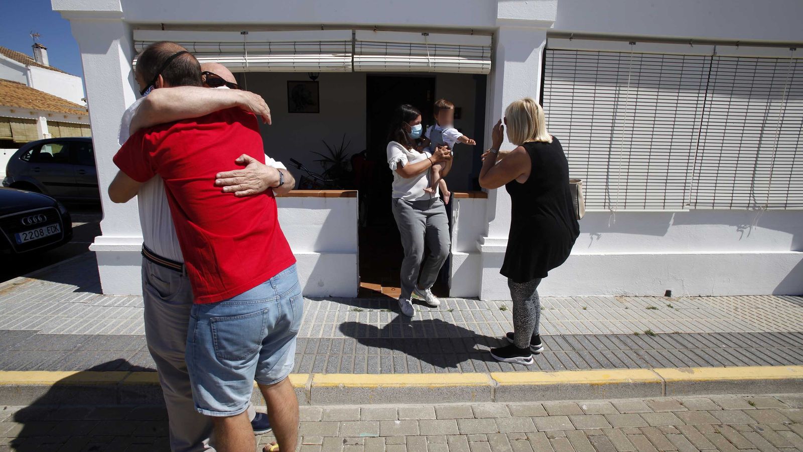 Los abrazos de la familia en El Rompido, vividos por todos con mucha emoción en la fase 3.