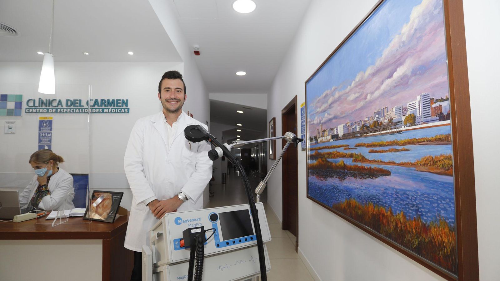 El psiquiatra Álvaro Moleón en la clínica del Carmen en Huelva.