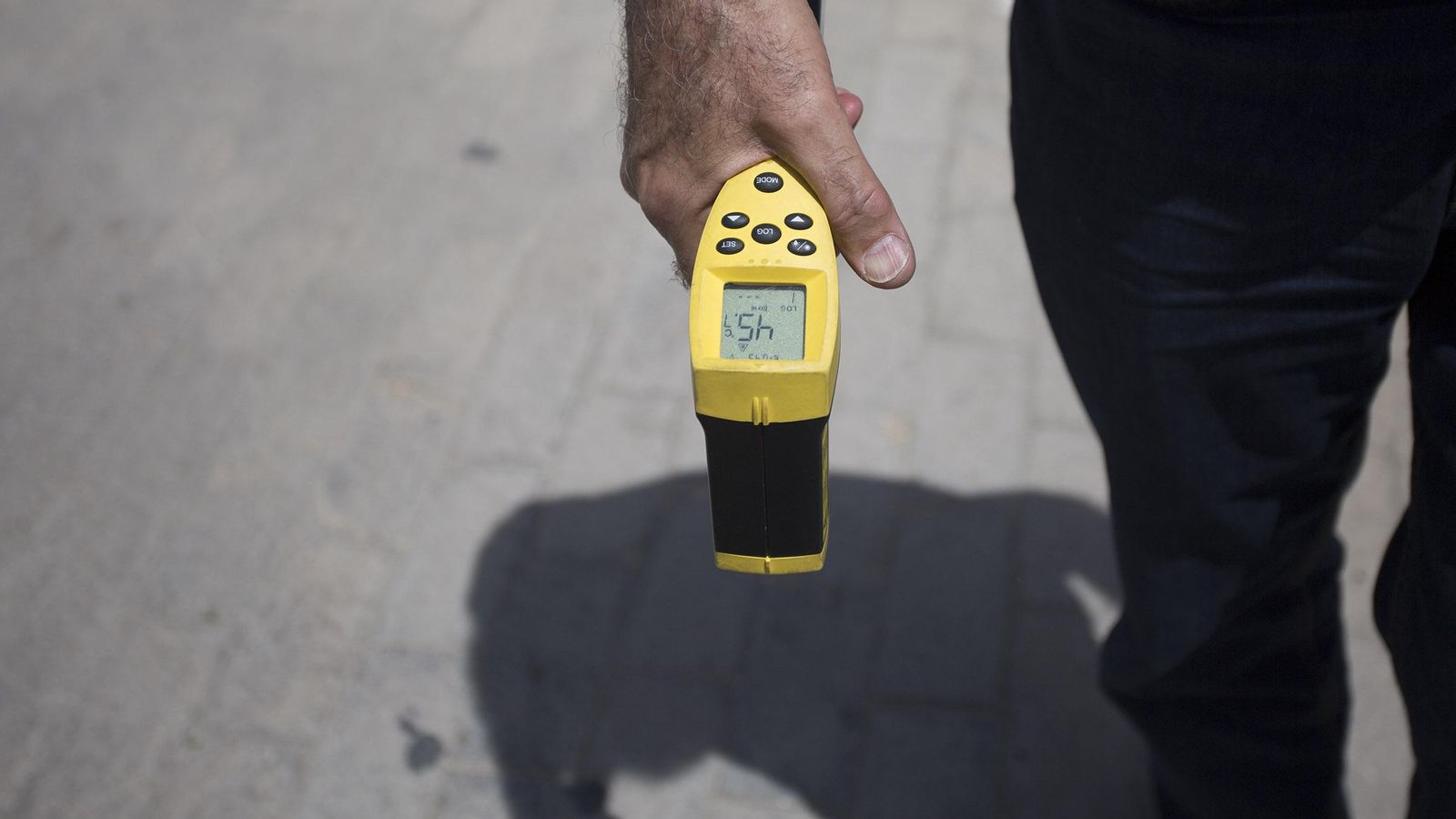 Una gran losa de cementoEl termómetro mide la temperatura de unas las solerías del paseo Marqués de Contadero.